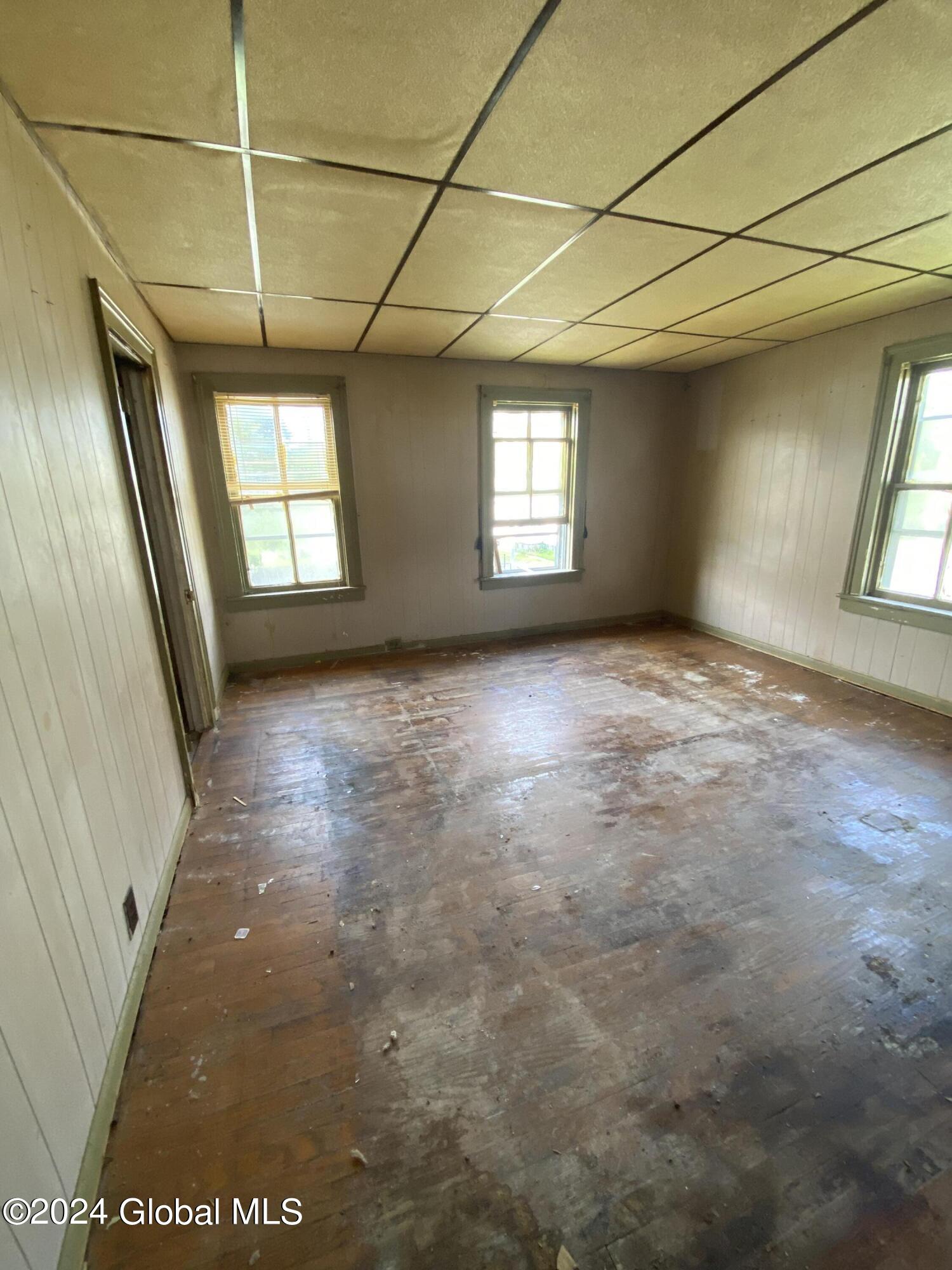 Gloversville, New York 12078, United States, 6 Bedrooms Bedrooms, ,3 BathroomsBathrooms,Residential,Active,48217