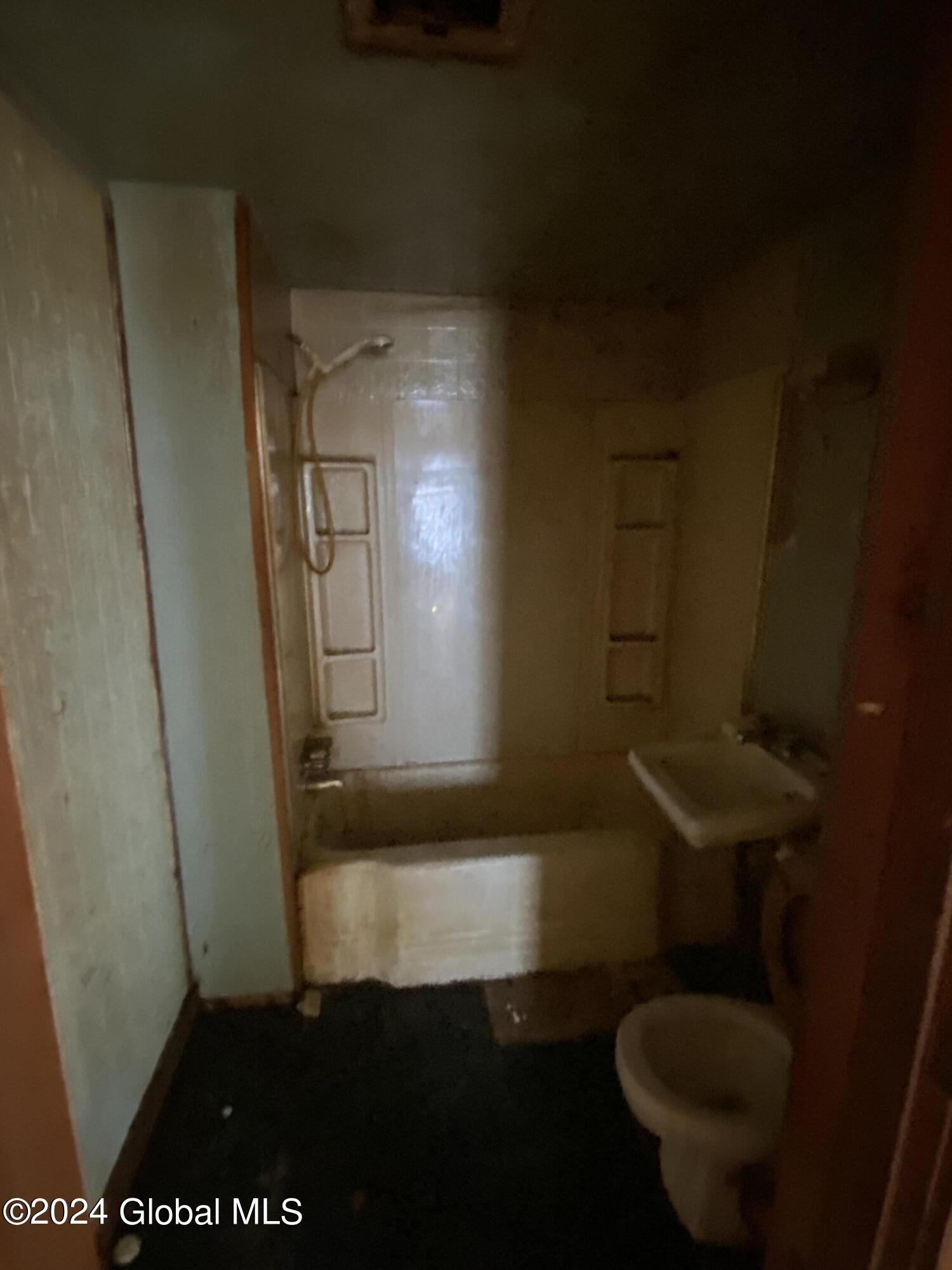 Gloversville, New York 12078, United States, 6 Bedrooms Bedrooms, ,3 BathroomsBathrooms,Residential,Active,48217