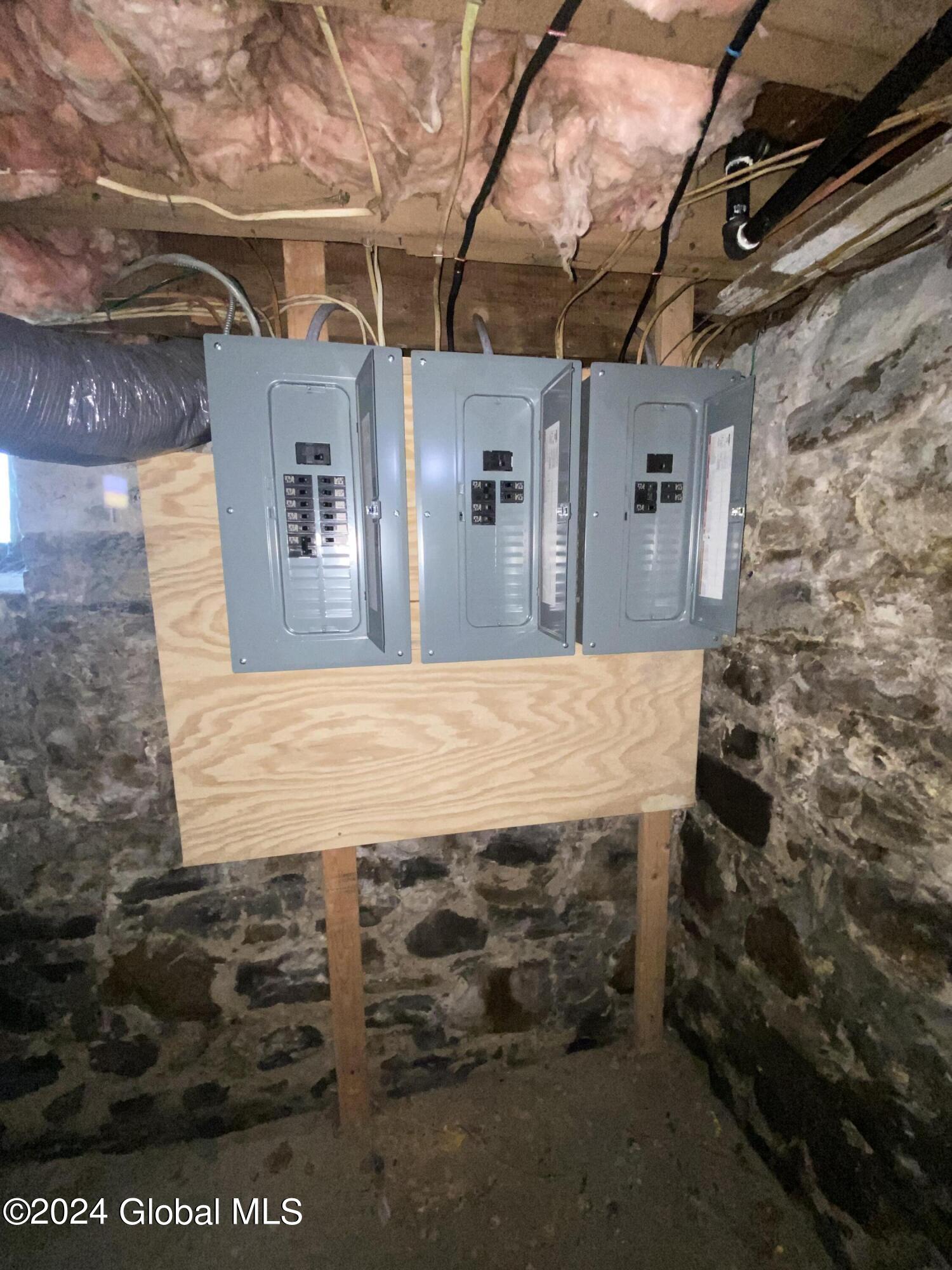 Gloversville, New York 12078, United States, 6 Bedrooms Bedrooms, ,3 BathroomsBathrooms,Residential,Active,48217