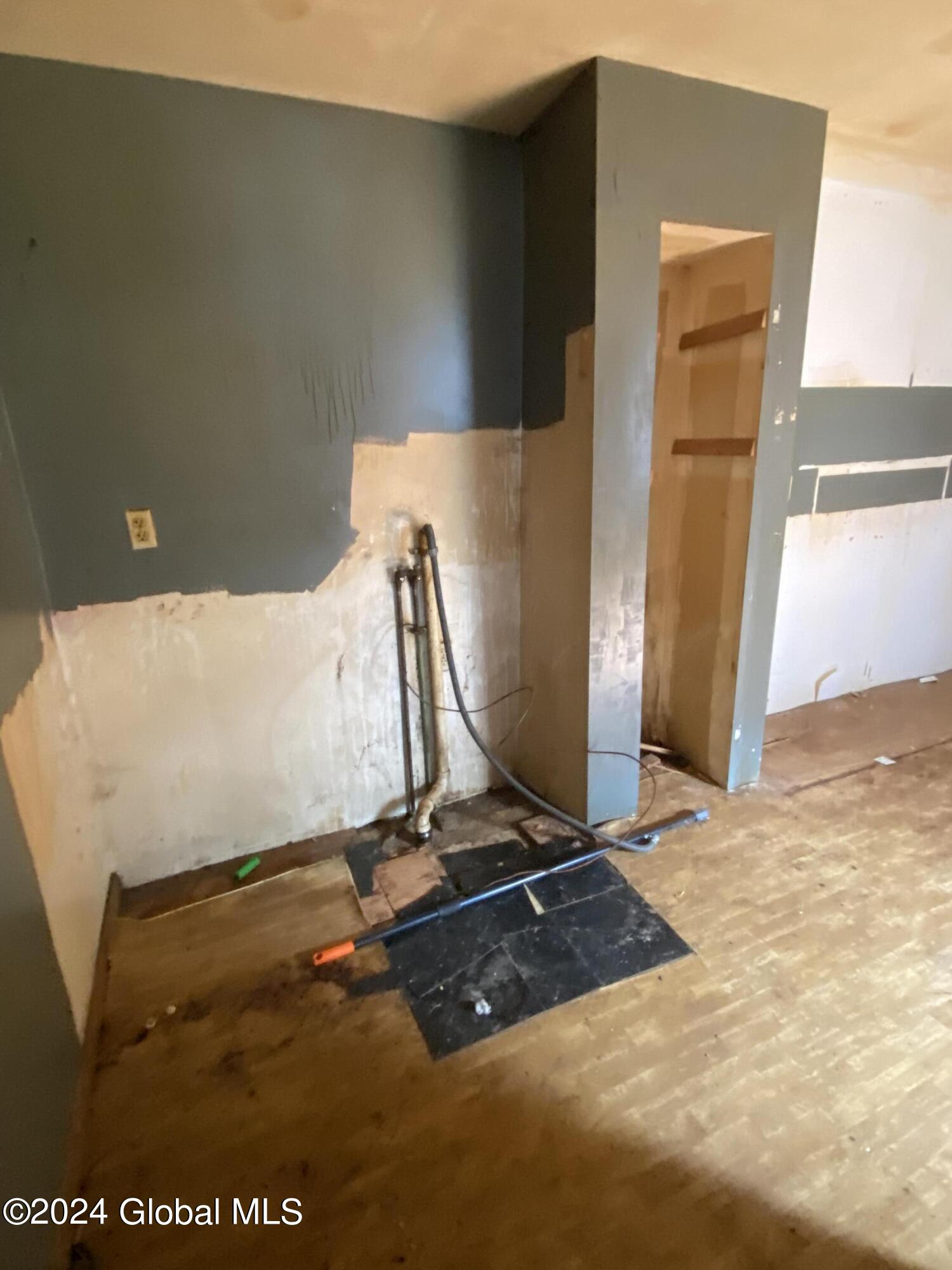 Gloversville, New York 12078, United States, 6 Bedrooms Bedrooms, ,3 BathroomsBathrooms,Residential,Active,48217