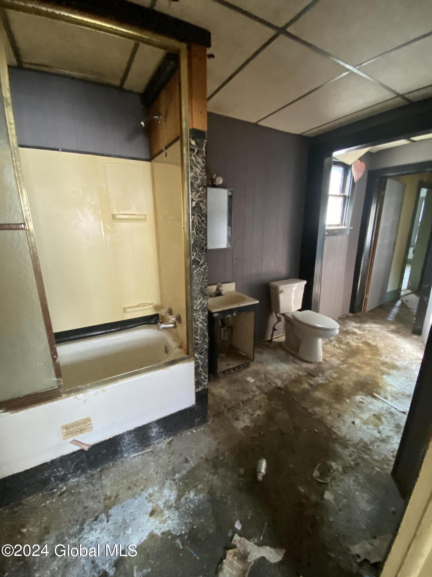 Gloversville, New York 12078, United States, 6 Bedrooms Bedrooms, ,3 BathroomsBathrooms,Residential,Active,48217