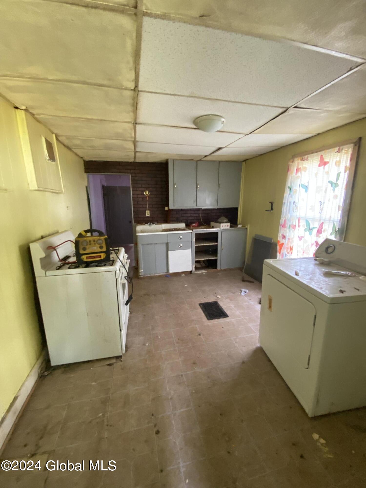 Gloversville, New York 12078, United States, 6 Bedrooms Bedrooms, ,3 BathroomsBathrooms,Residential,Active,48217