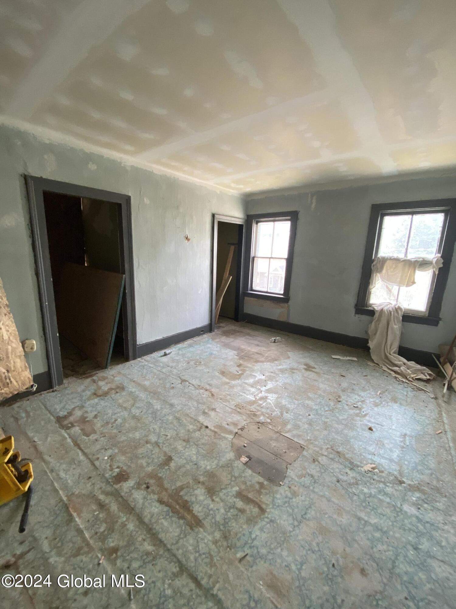 Gloversville, New York 12078, United States, 6 Bedrooms Bedrooms, ,3 BathroomsBathrooms,Residential,Active,48217