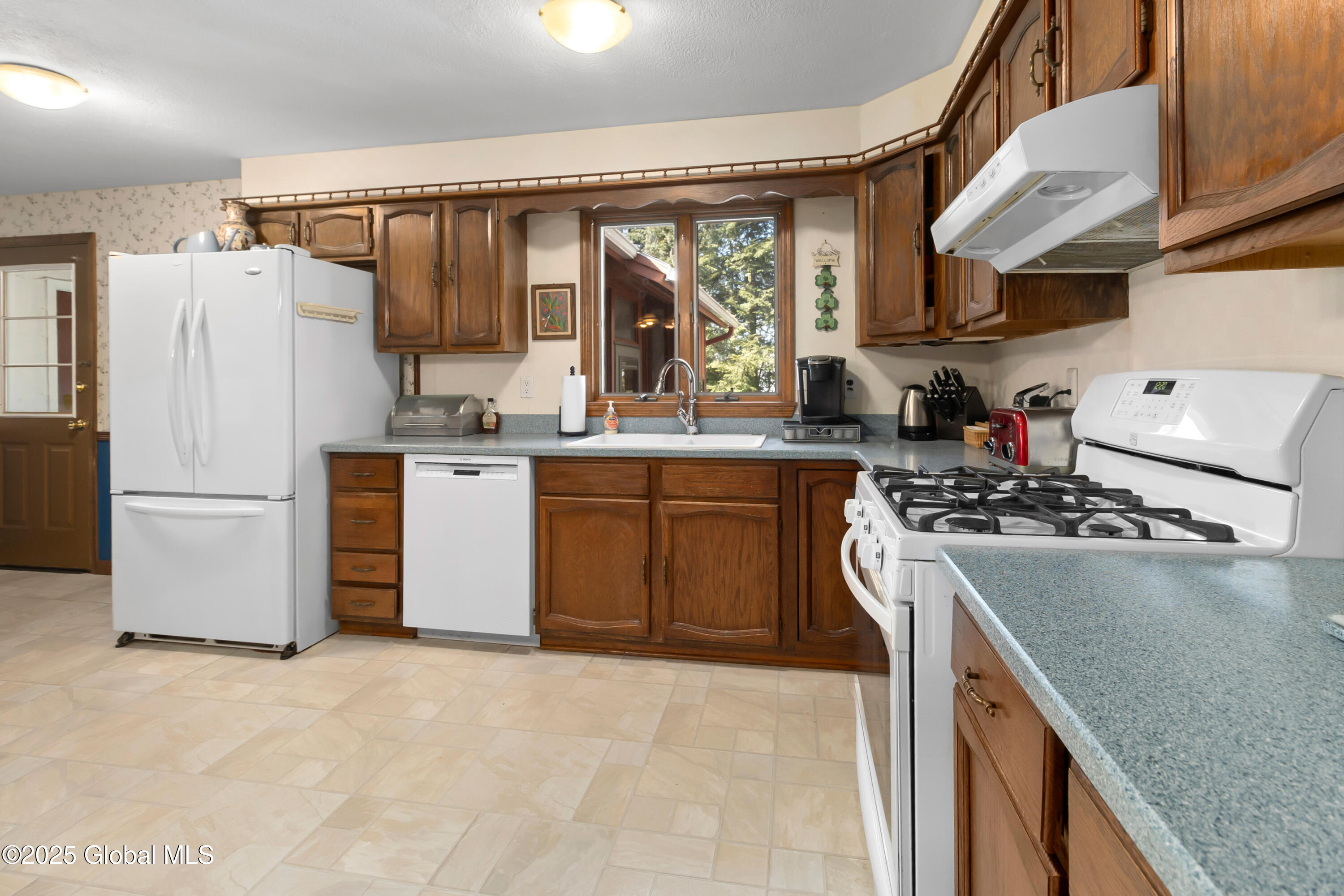1 Cherry Lane, Glenville, New York image 8