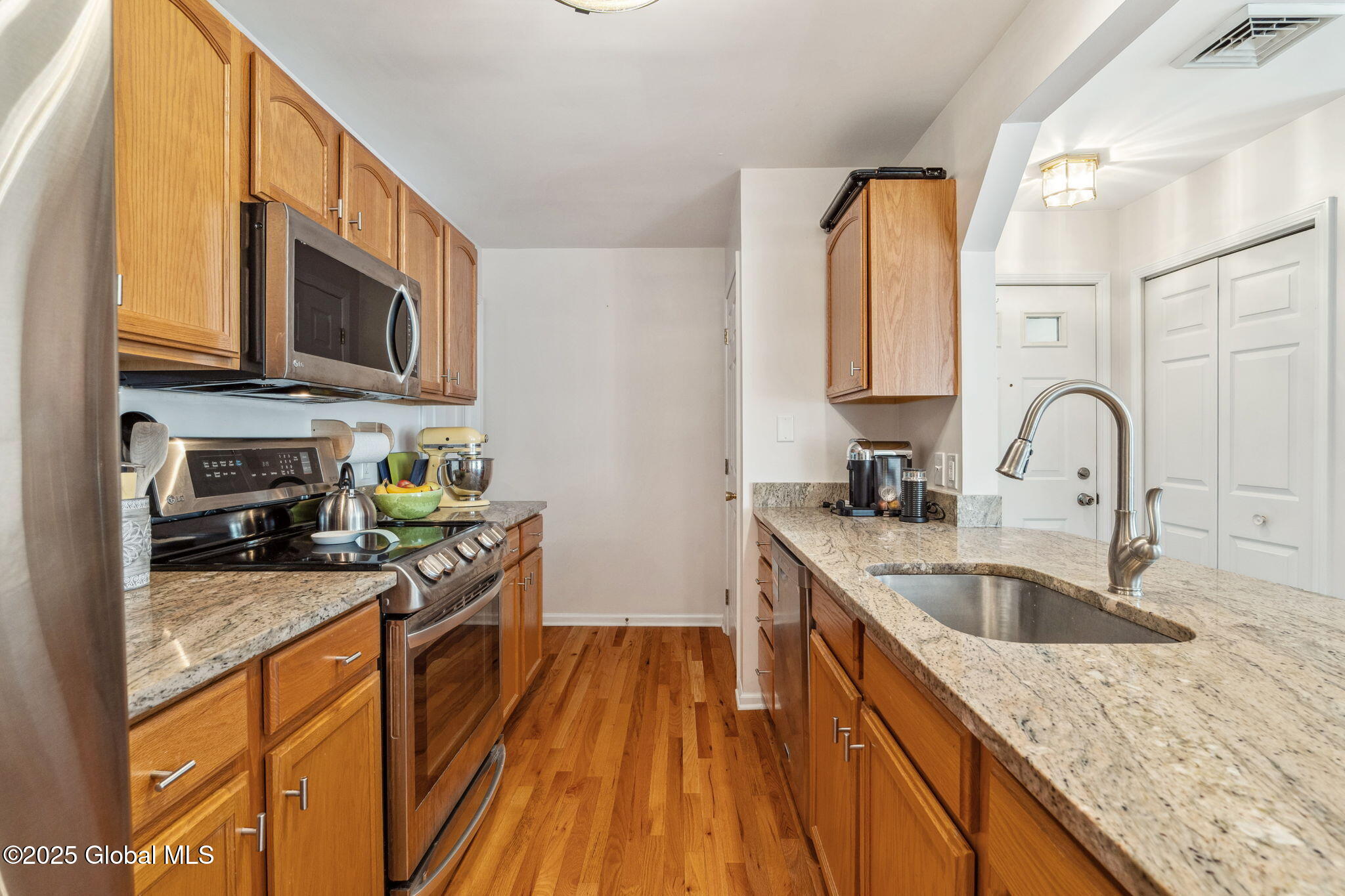 507 Mallards Pond Lane, Schenectady, New York image 3