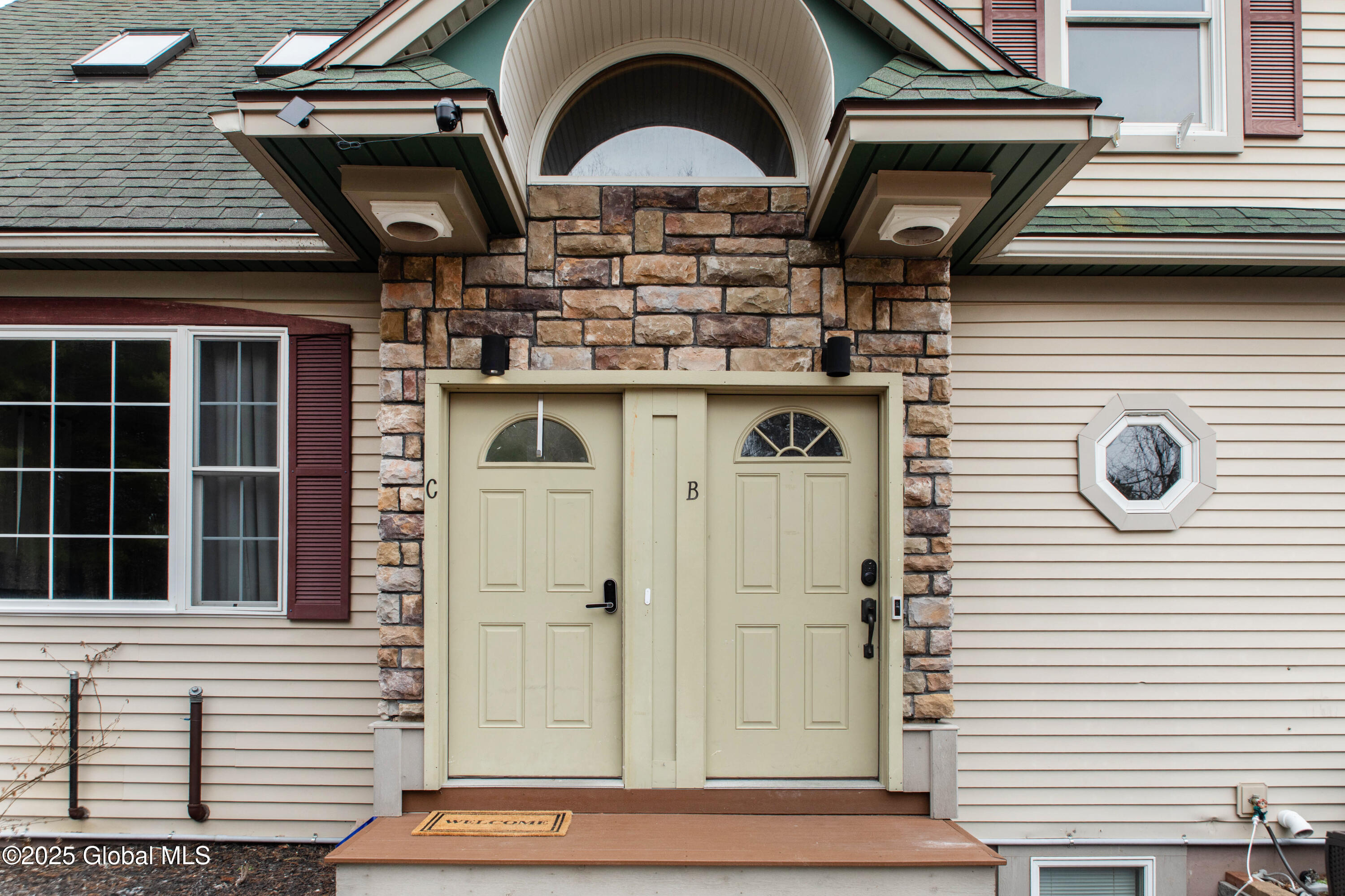 Corinth, New York 12822, United States, 5 Bedrooms Bedrooms, ,4 BathroomsBathrooms,Residential,Active,109047