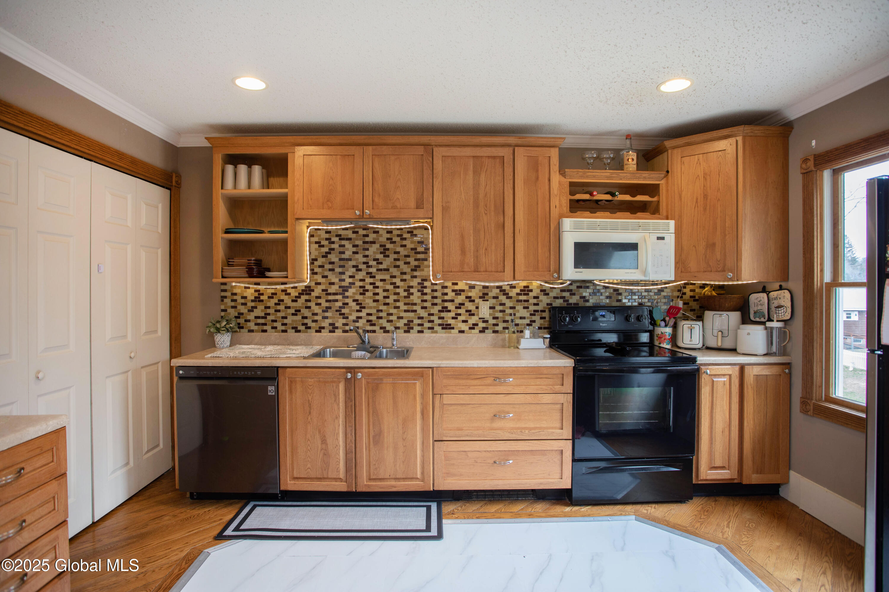 Corinth, New York 12822, United States, 5 Bedrooms Bedrooms, ,4 BathroomsBathrooms,Residential,Active,109047