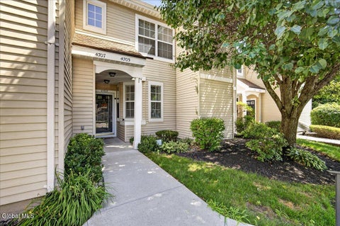 Photo of 4703 S Foxwood Drive, Clifton Park, NY 12065 (MLS # 202622322)