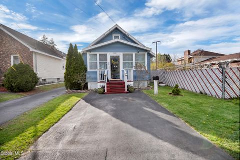 Photo of 2093 Oaklawn Avenue, Schenectady, NY 12306 (MLS # 202616245)