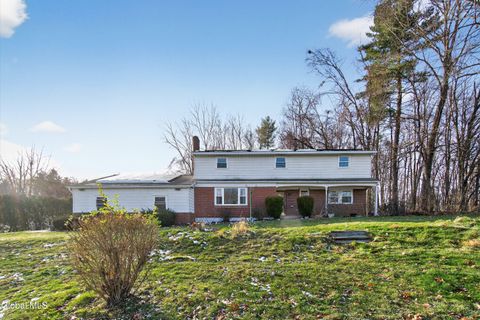 Photo of 17 Woodshire Court, Ballston Lake, NY 12019 (MLS # 202530399)