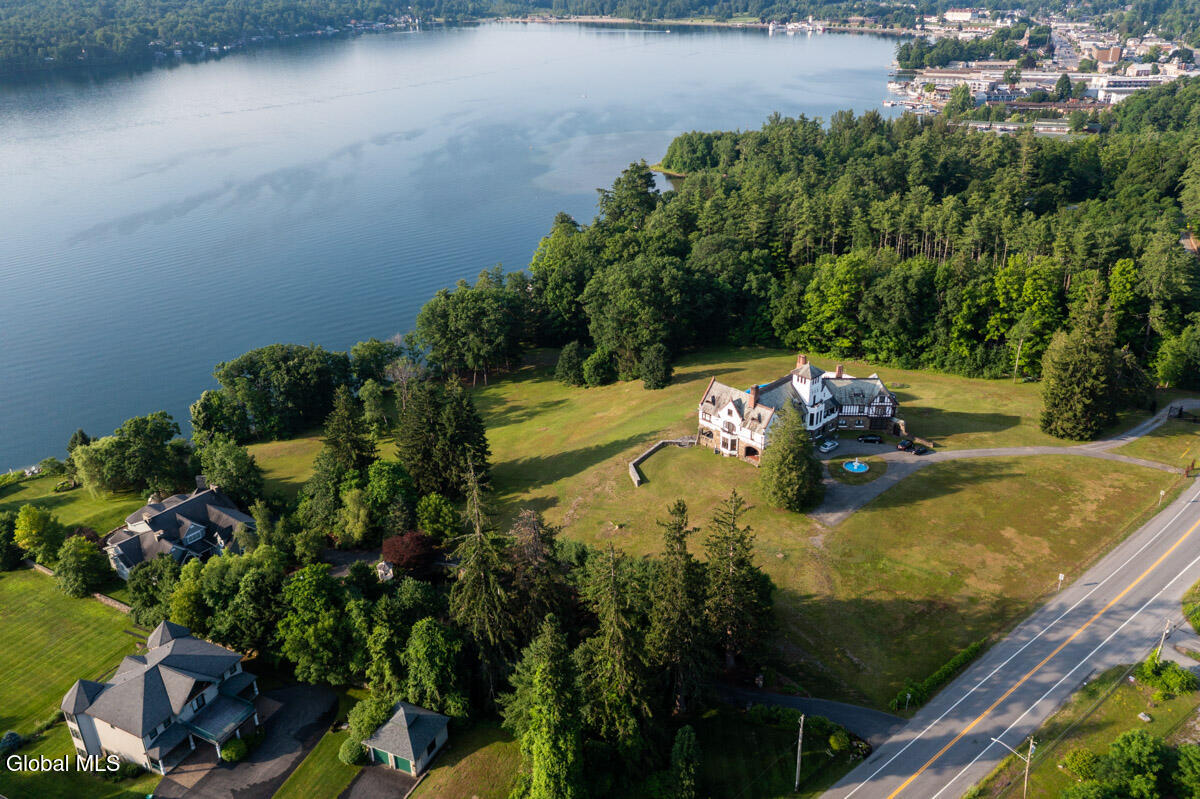 2978 Lakeshore Drive