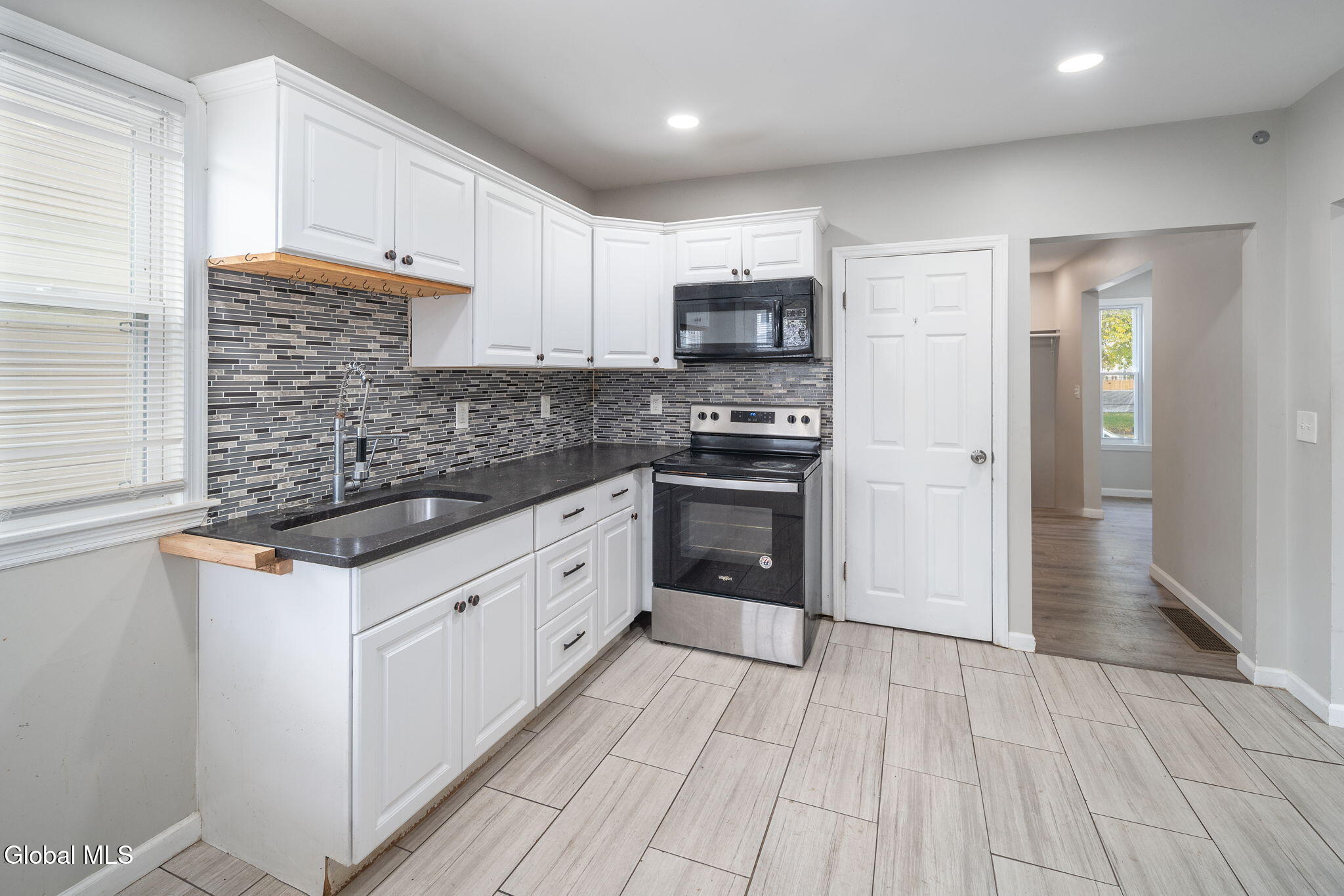 Schenectady, New York 12304, United States, 3 Bedrooms Bedrooms, ,2 BathroomsBathrooms,Residential,Active,229636