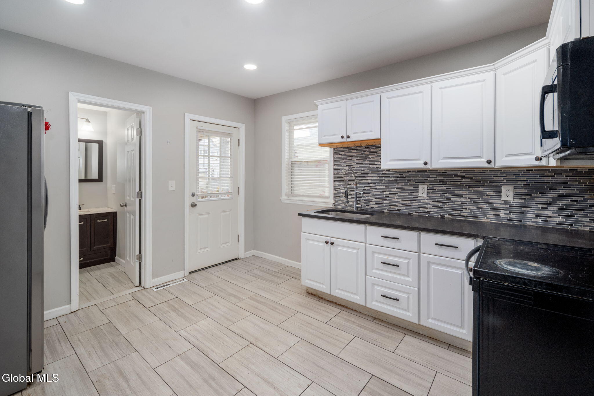 Schenectady, New York 12304, United States, 3 Bedrooms Bedrooms, ,2 BathroomsBathrooms,Residential,Active,229636