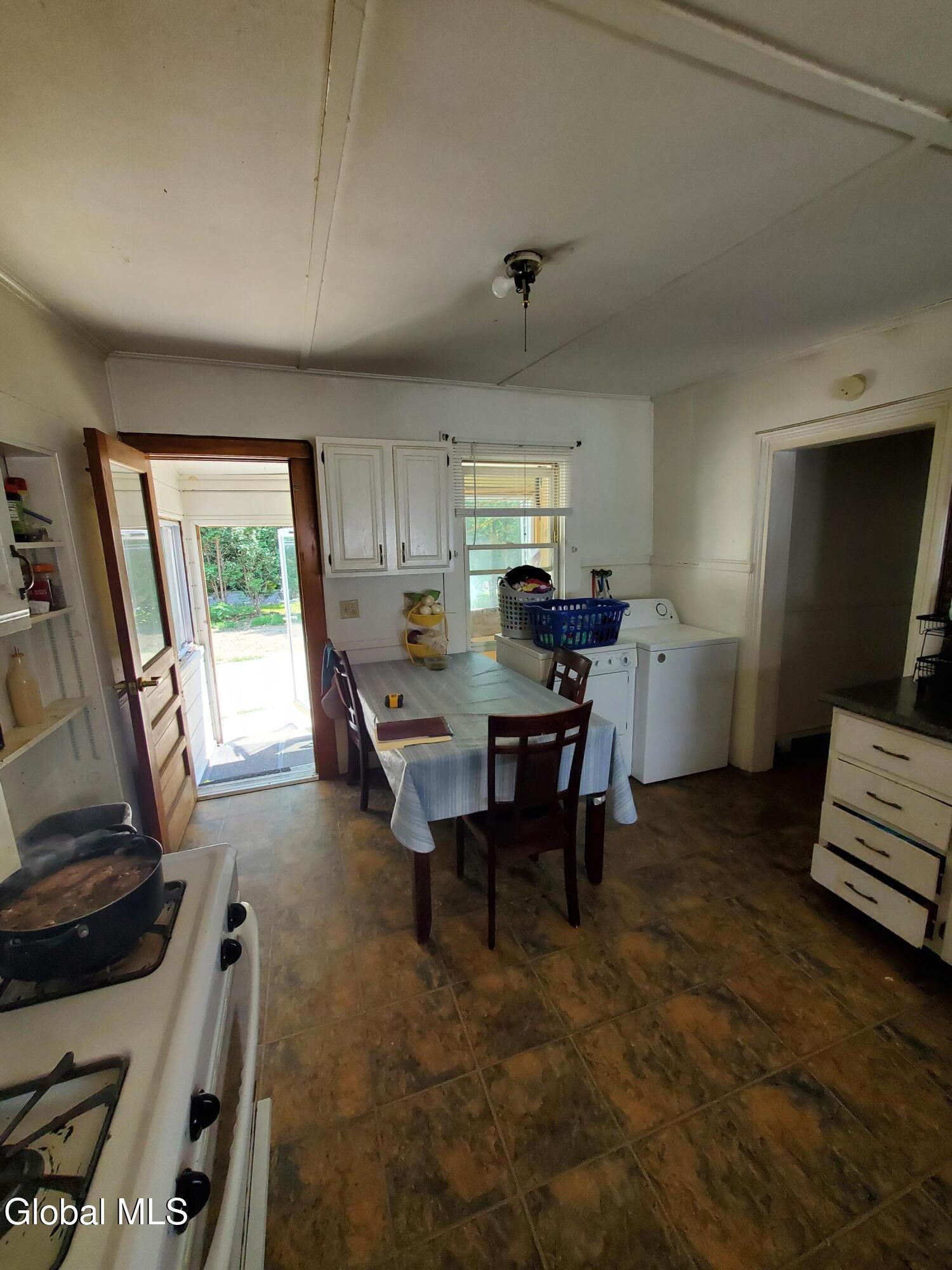 Saratoga Springs, New York 12866, United States, 5 Bedrooms Bedrooms, ,3 BathroomsBathrooms,Residential,Pending,181954