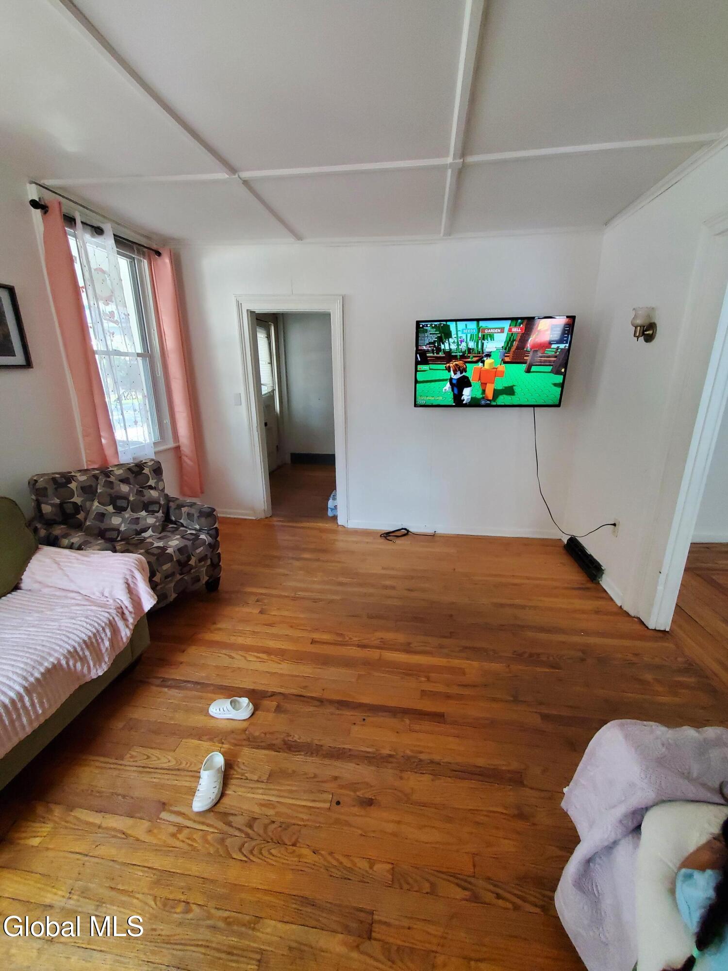 Saratoga Springs, New York 12866, United States, 5 Bedrooms Bedrooms, ,3 BathroomsBathrooms,Residential,Pending,181954