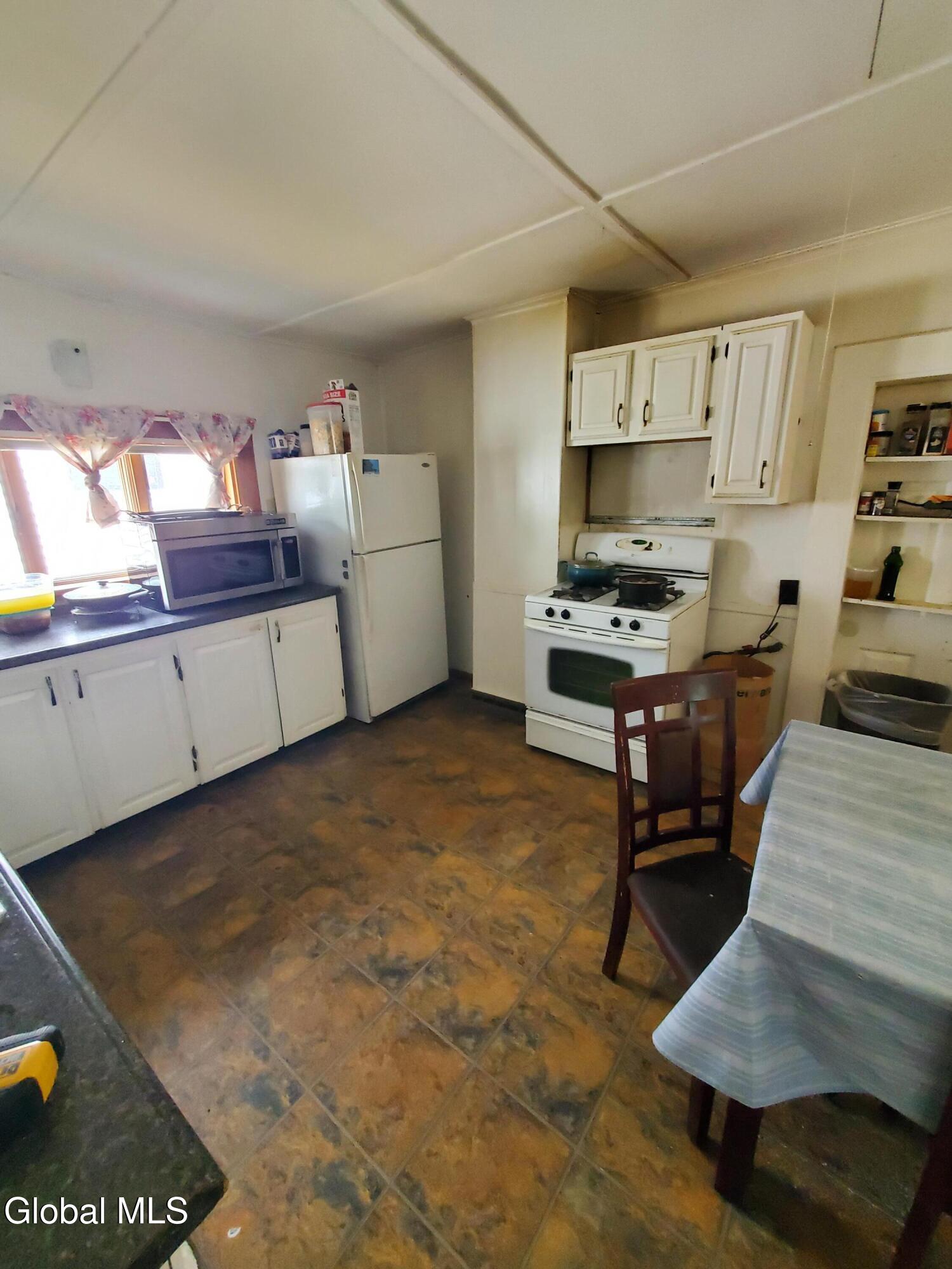 Saratoga Springs, New York 12866, United States, 5 Bedrooms Bedrooms, ,3 BathroomsBathrooms,Residential,Pending,181954