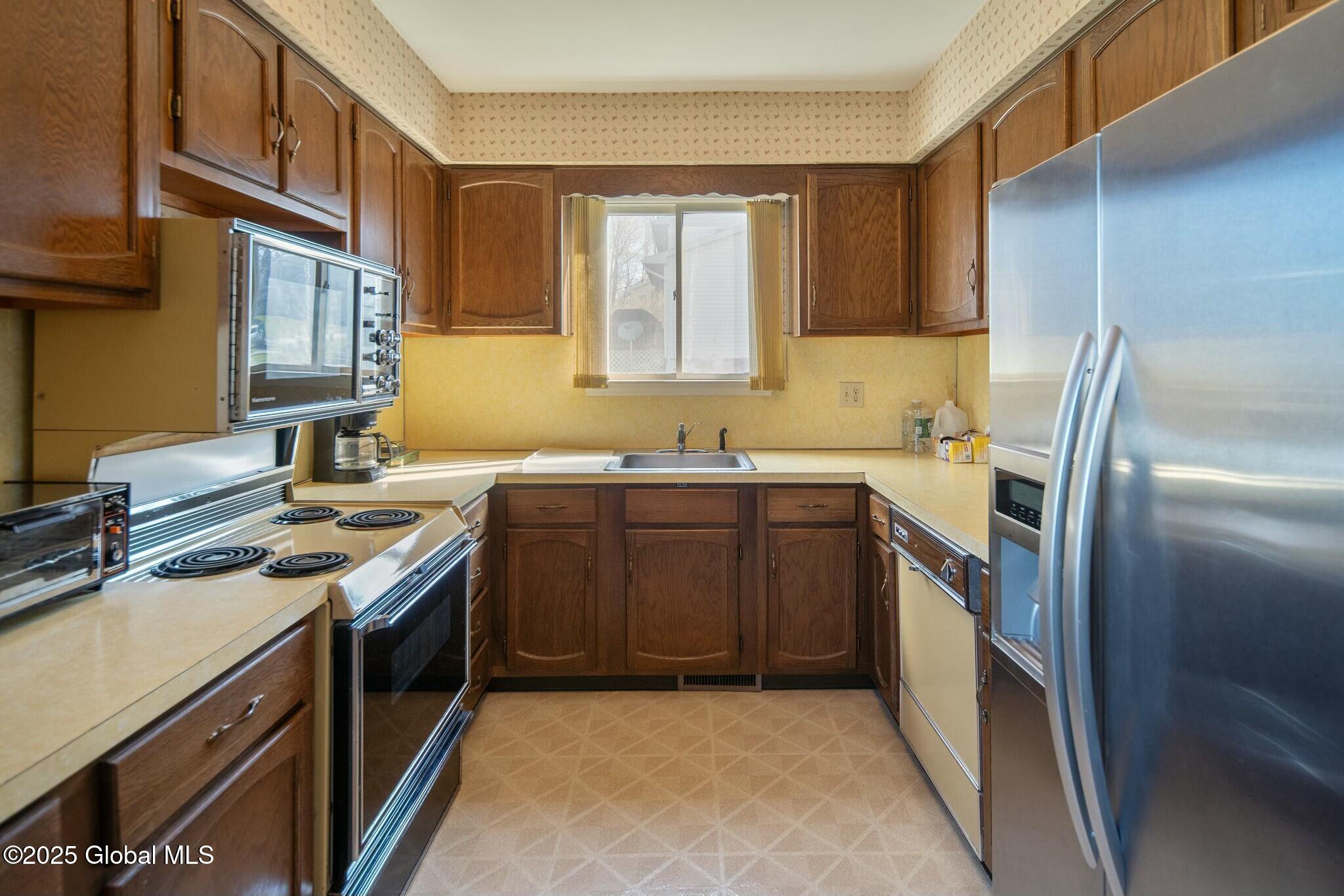 4 Windlass Drive, Latham, New York image 6