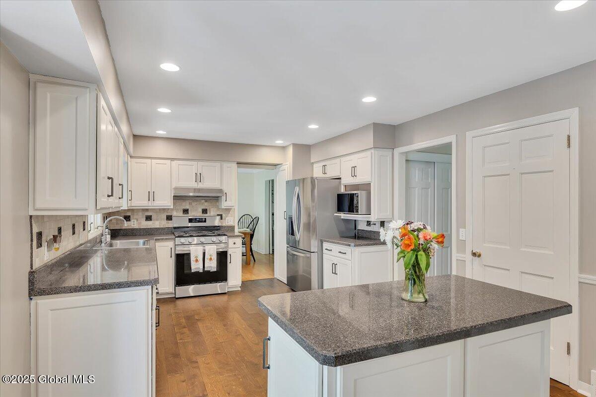 56 Via Da Vinci, Clifton Park, New York image 15