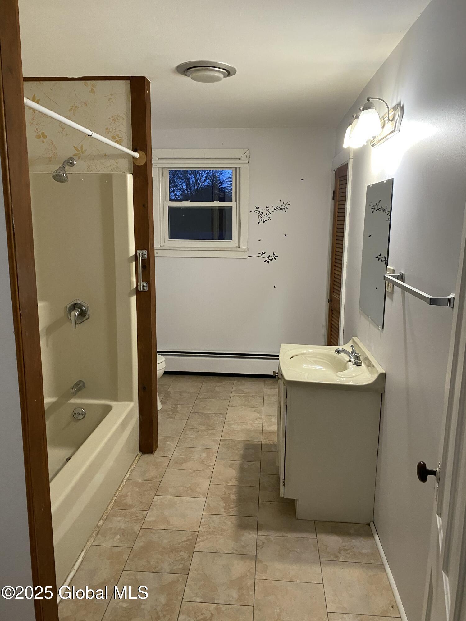 Greenwich, New York 12834, United States, 6 Bedrooms Bedrooms, ,3 BathroomsBathrooms,Residential,Pending,116795