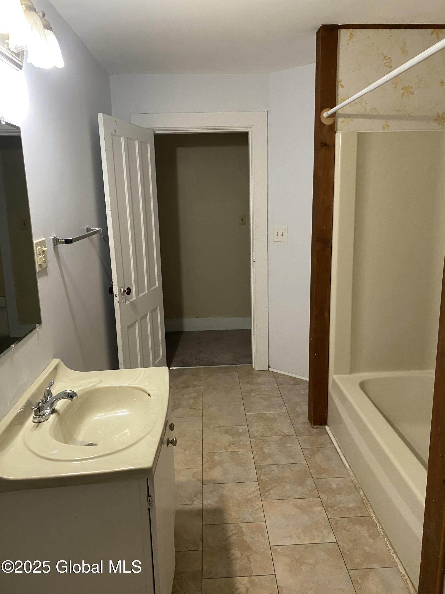 Greenwich, New York 12834, United States, 6 Bedrooms Bedrooms, ,3 BathroomsBathrooms,Residential,Pending,116795