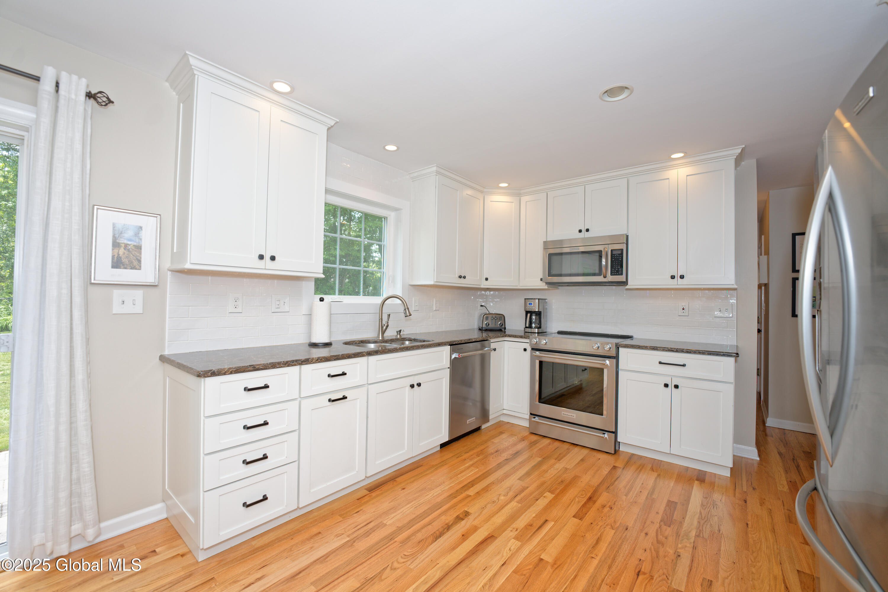 42 Michelle Drive, Clifton Park, New York image 2