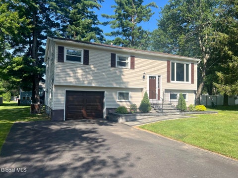 Photo of 62 Walnut Drive, Clifton Park, NY 12065 (MLS # 202624048)