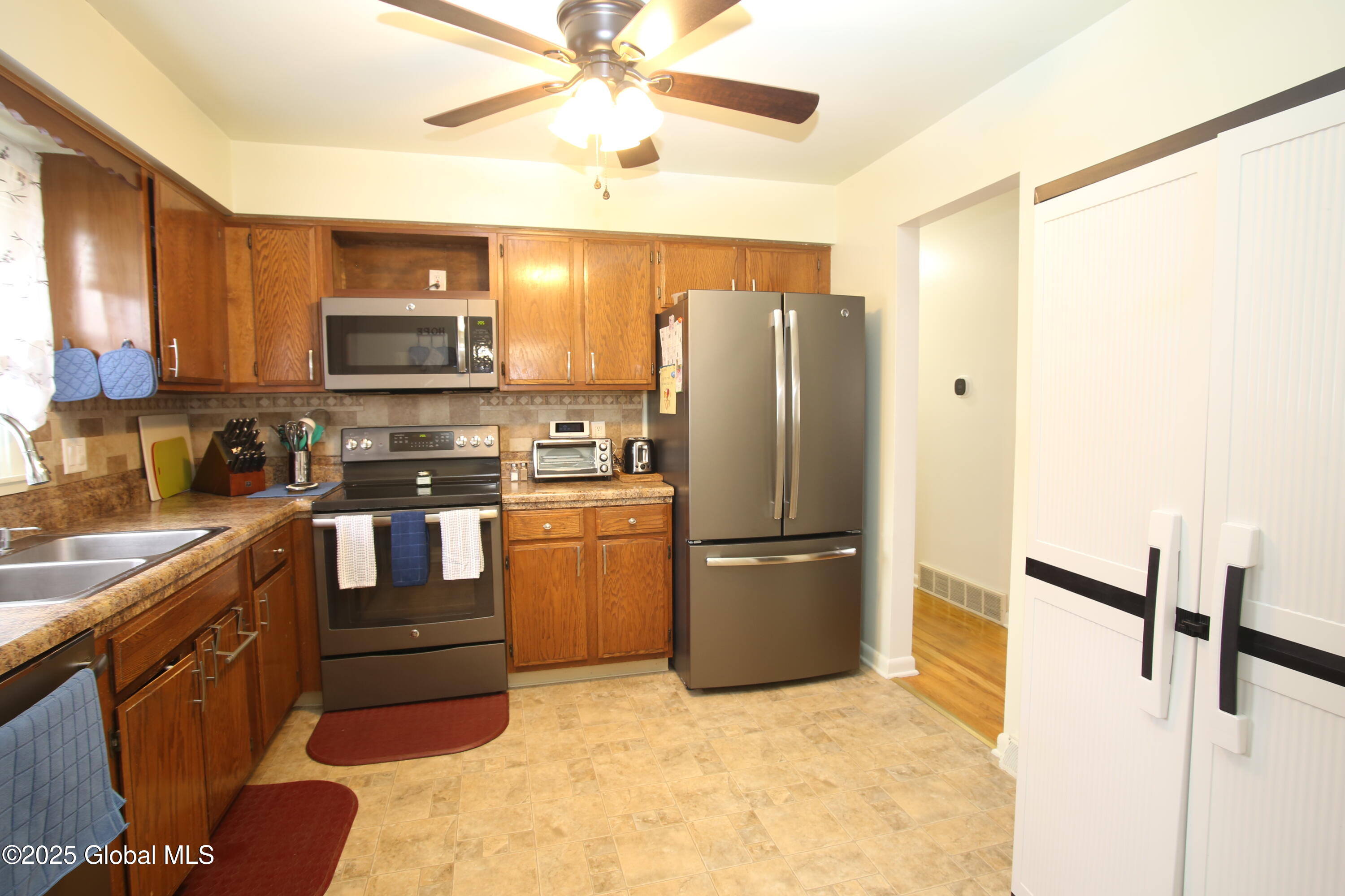 11 East Ford Drive, Latham, New York image 11