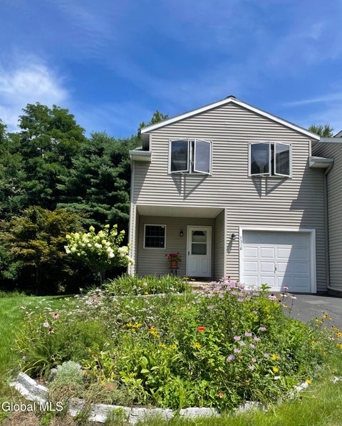 Townhouse For Rent - 7318 Vic Court<br/> Guilderland, NY 12303