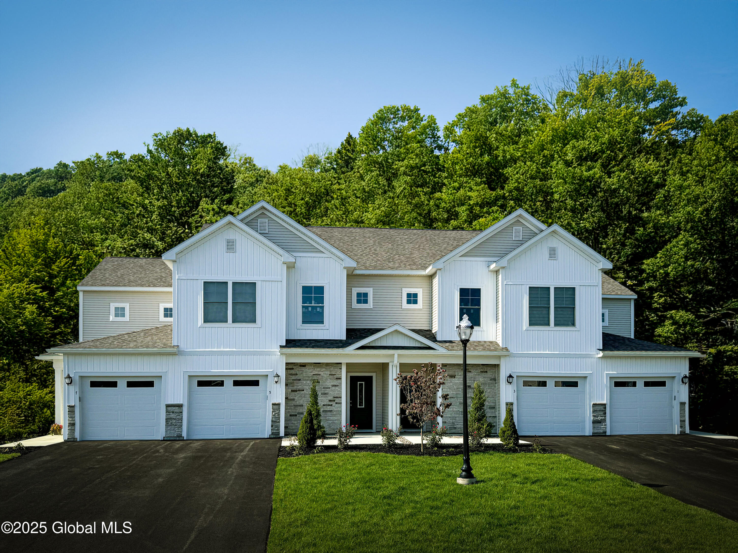16 Reeds Hollow Holw, Saratoga Springs, New York image 1