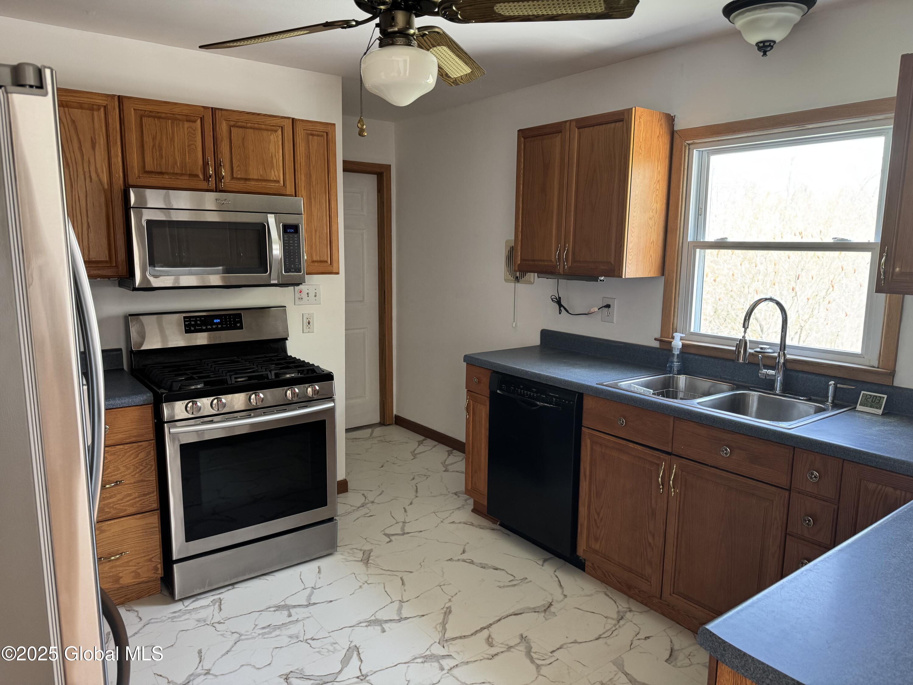 19 Callaghan Boulevard, Ballston Lake, New York image 3