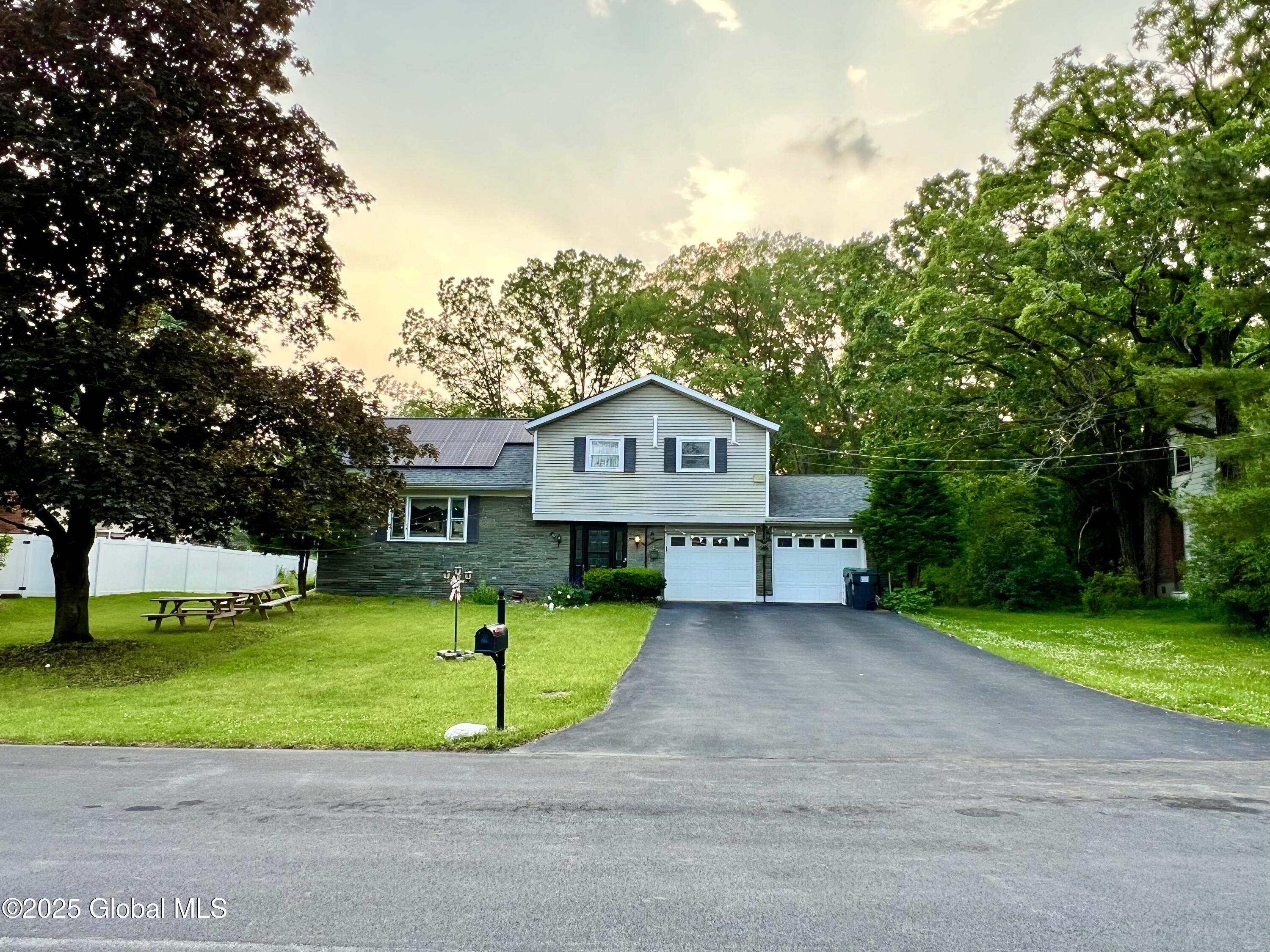 Glenville, New York 12302, United States, 6 Bedrooms Bedrooms, ,2 BathroomsBathrooms,Residential,Active,148235