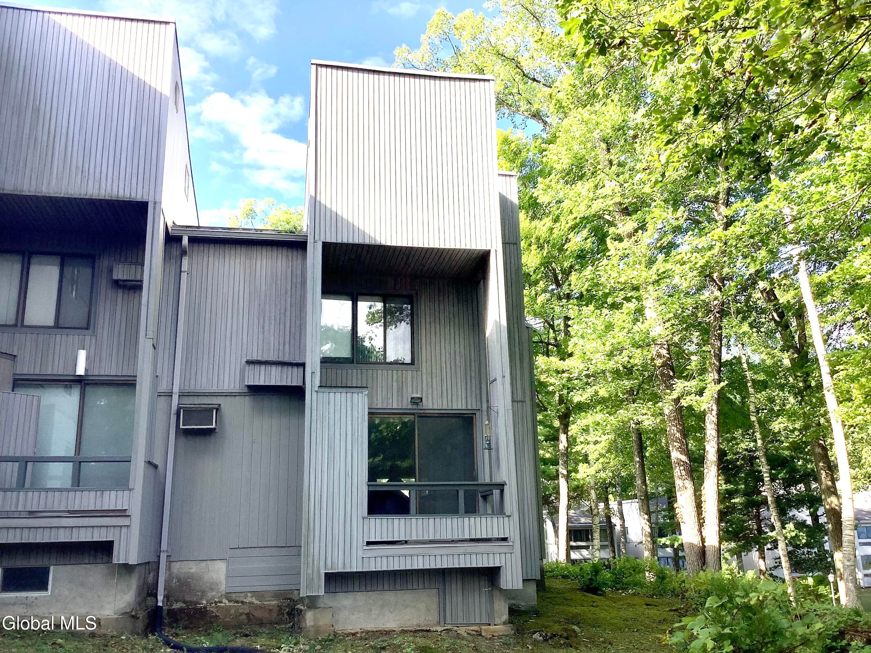 3562 Lake Shore 13