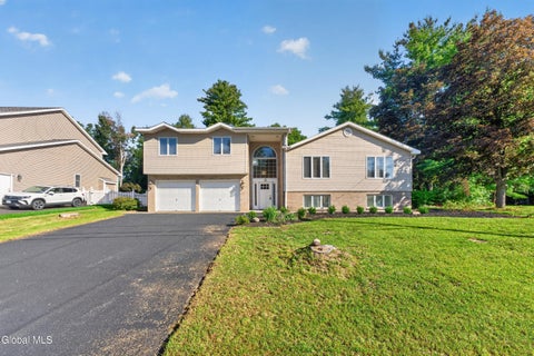 Photo of 15 White Birch Court, Rotterdam, NY 12306 (MLS # 202626602)