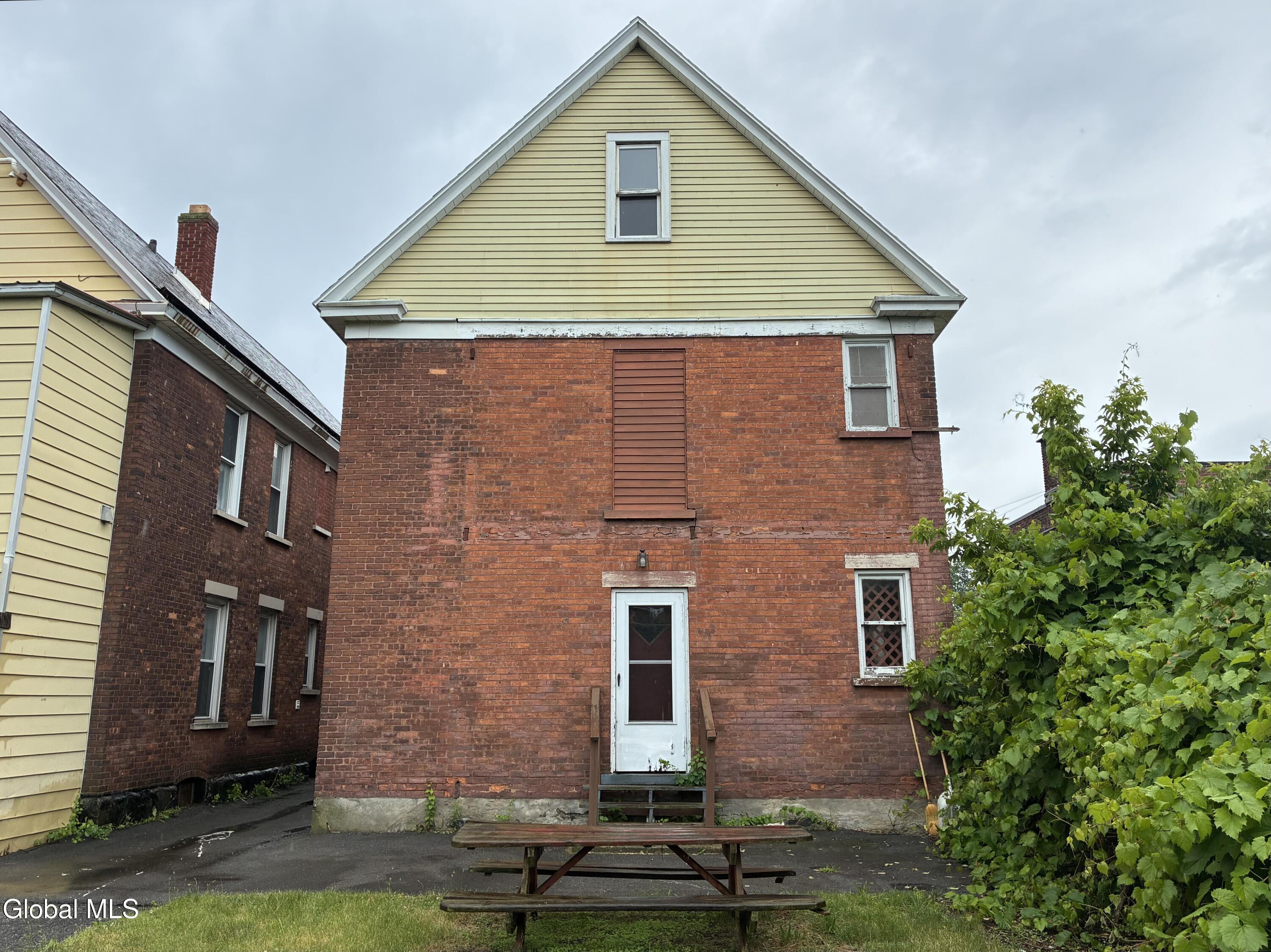 987 Main Avenue