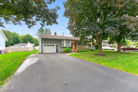 Photo of 6 Dublin Drive, Ballston Spa, NY 12020 (MLS # 202625914)