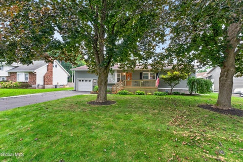Photo of 6 Dublin Drive, Ballston Spa, NY 12020 (MLS # 202625914)