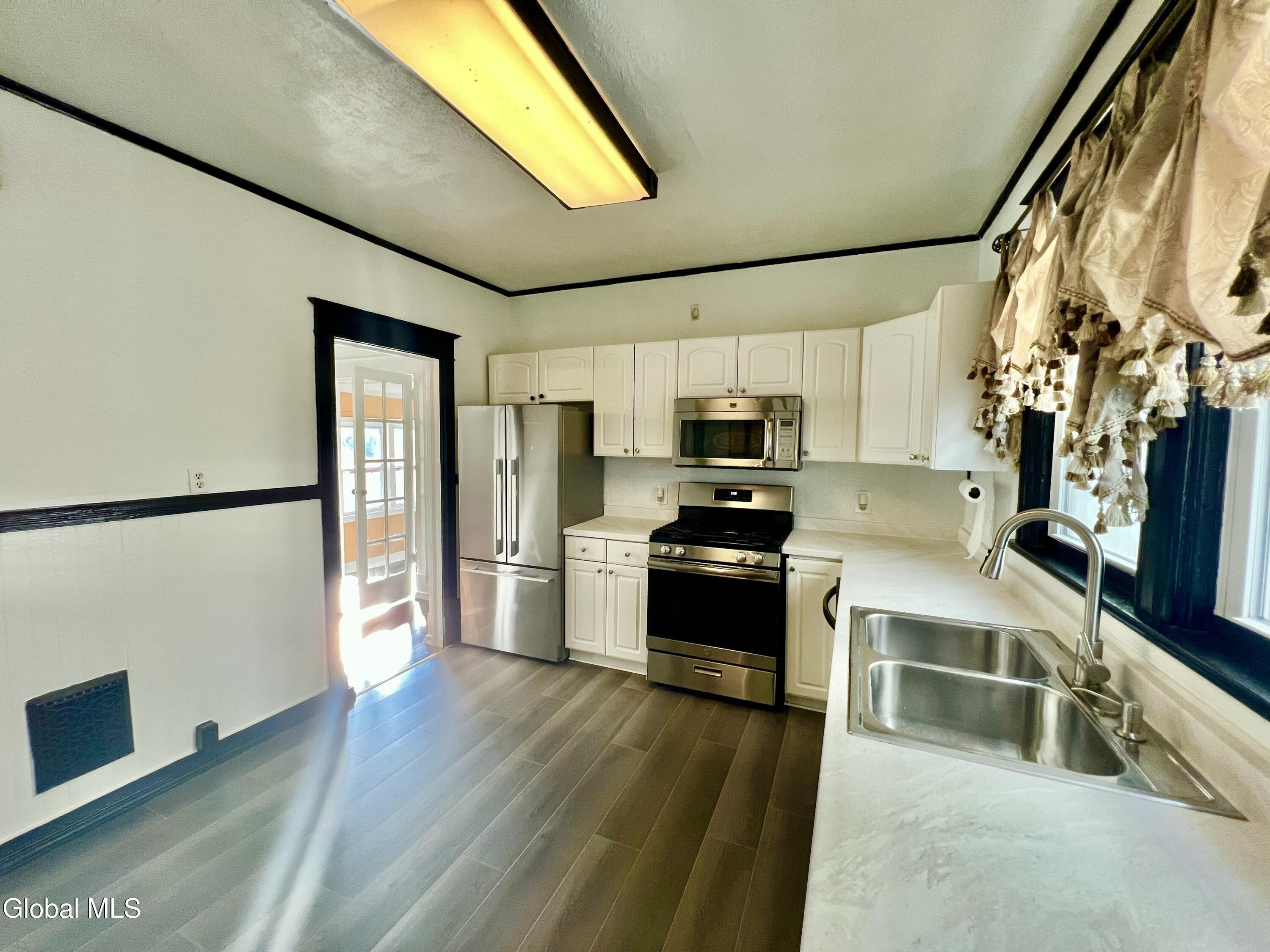 Schenectady, New York 12304, United States, 3 Bedrooms Bedrooms, ,1 BathroomBathrooms,Residential,Active,193206