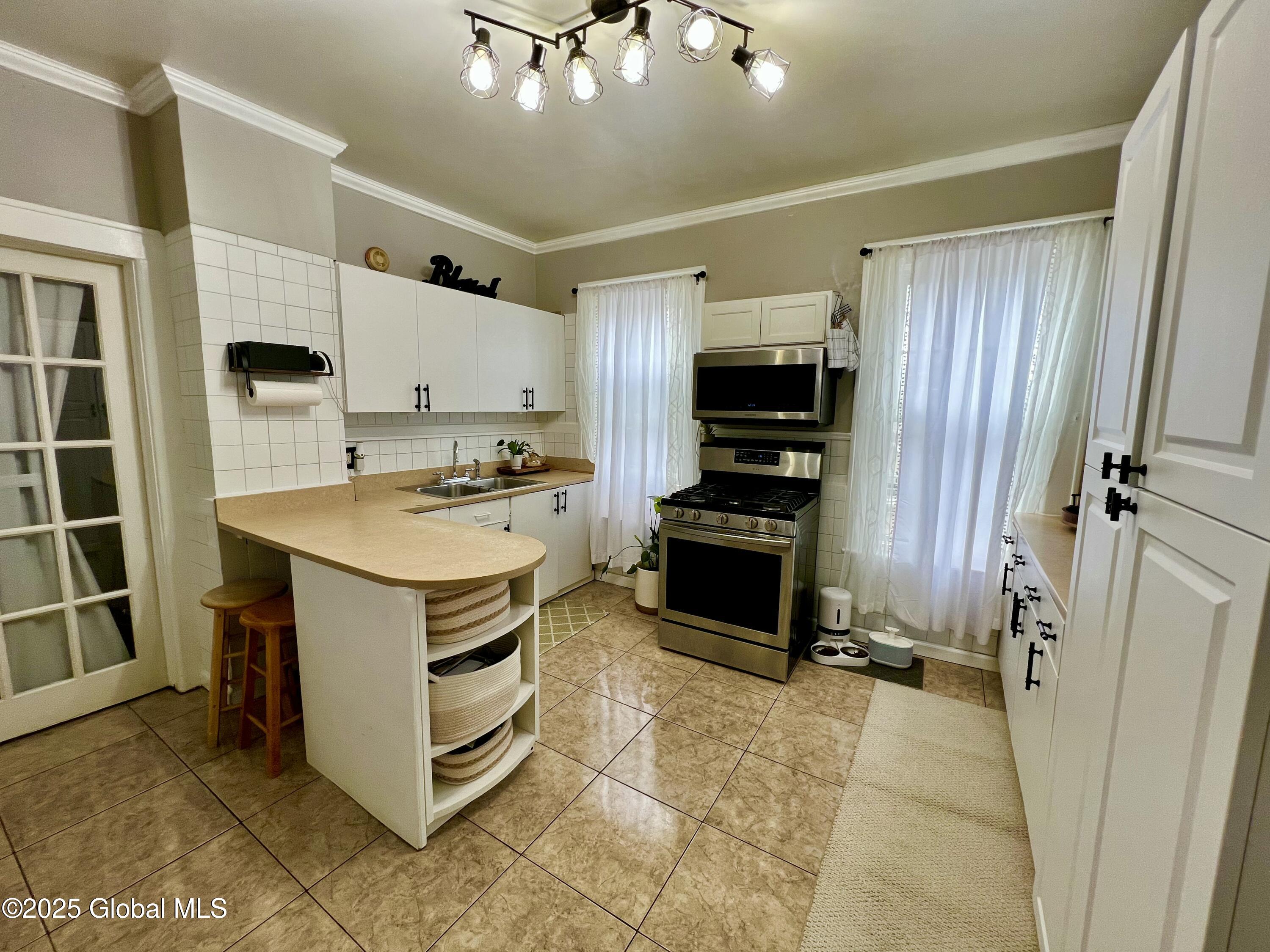 Schenectady, New York 12304, United States, 5 Bedrooms Bedrooms, ,4 BathroomsBathrooms,Residential,Active,130316