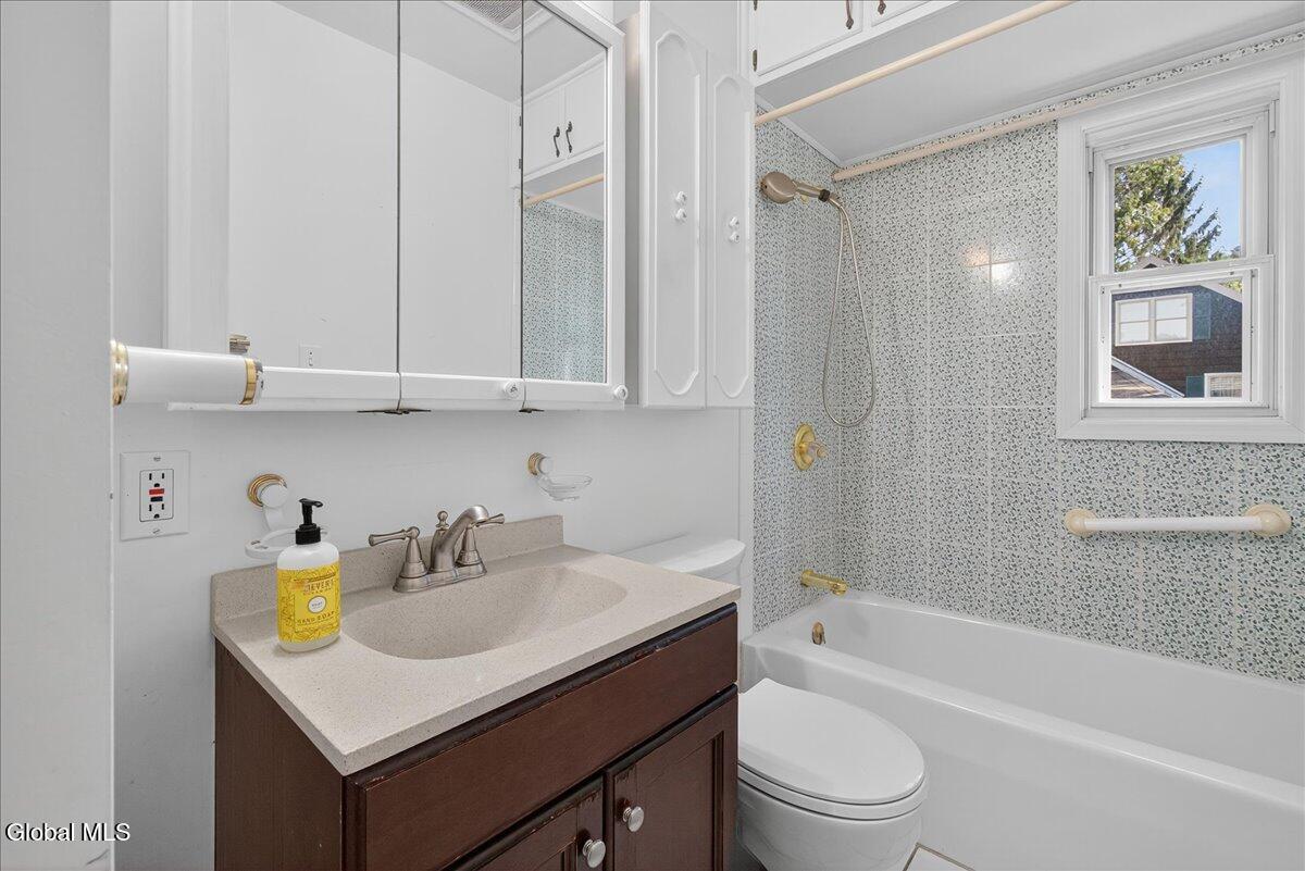 Rotterdam, New York 12306, United States, 4 Bedrooms Bedrooms, ,2 BathroomsBathrooms,Residential,Active,216130