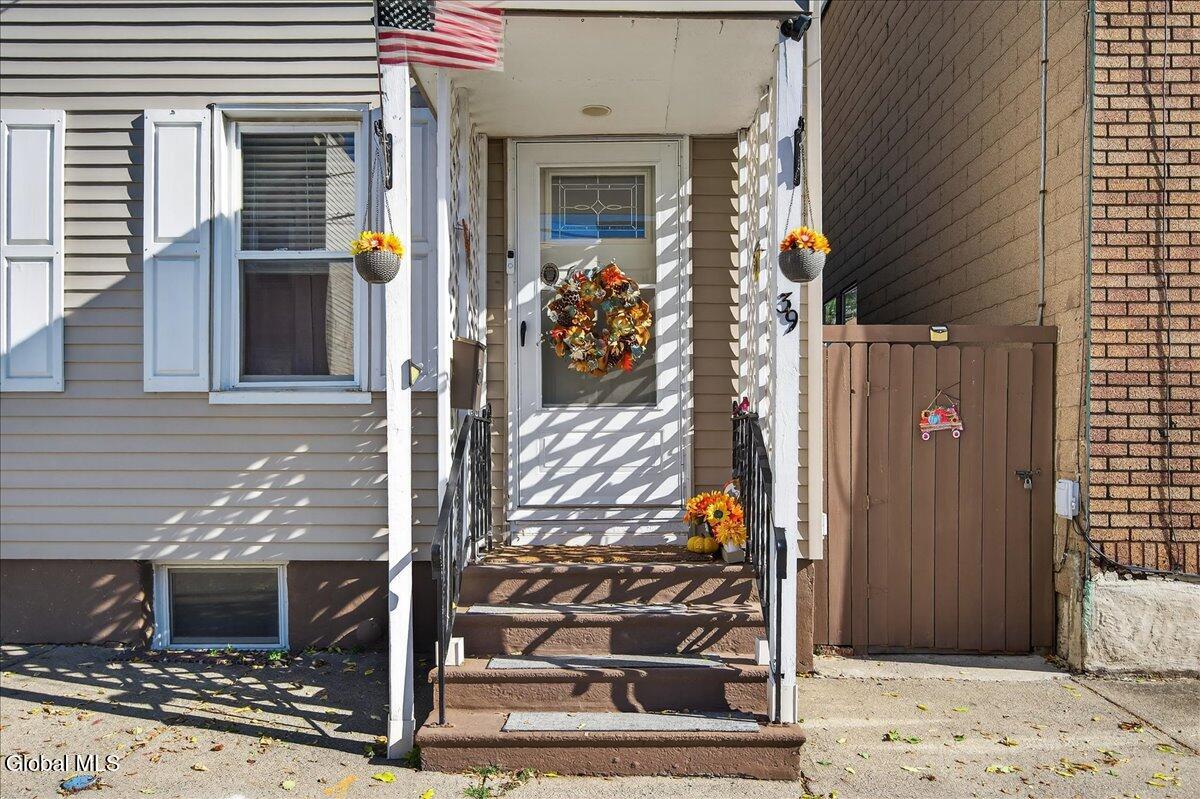 Menands, New York 12204, United States, 2 Bedrooms Bedrooms, ,1 BathroomBathrooms,Residential,Active,220568