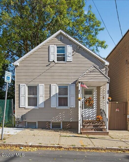 Menands, New York 12204, United States, 2 Bedrooms Bedrooms, ,1 BathroomBathrooms,Residential,Active,220568