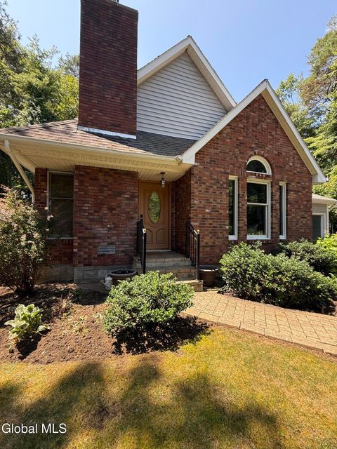 Photo of 2 Plum Poppy S Ct, Malta, NY 12020 (MLS # 202530856)