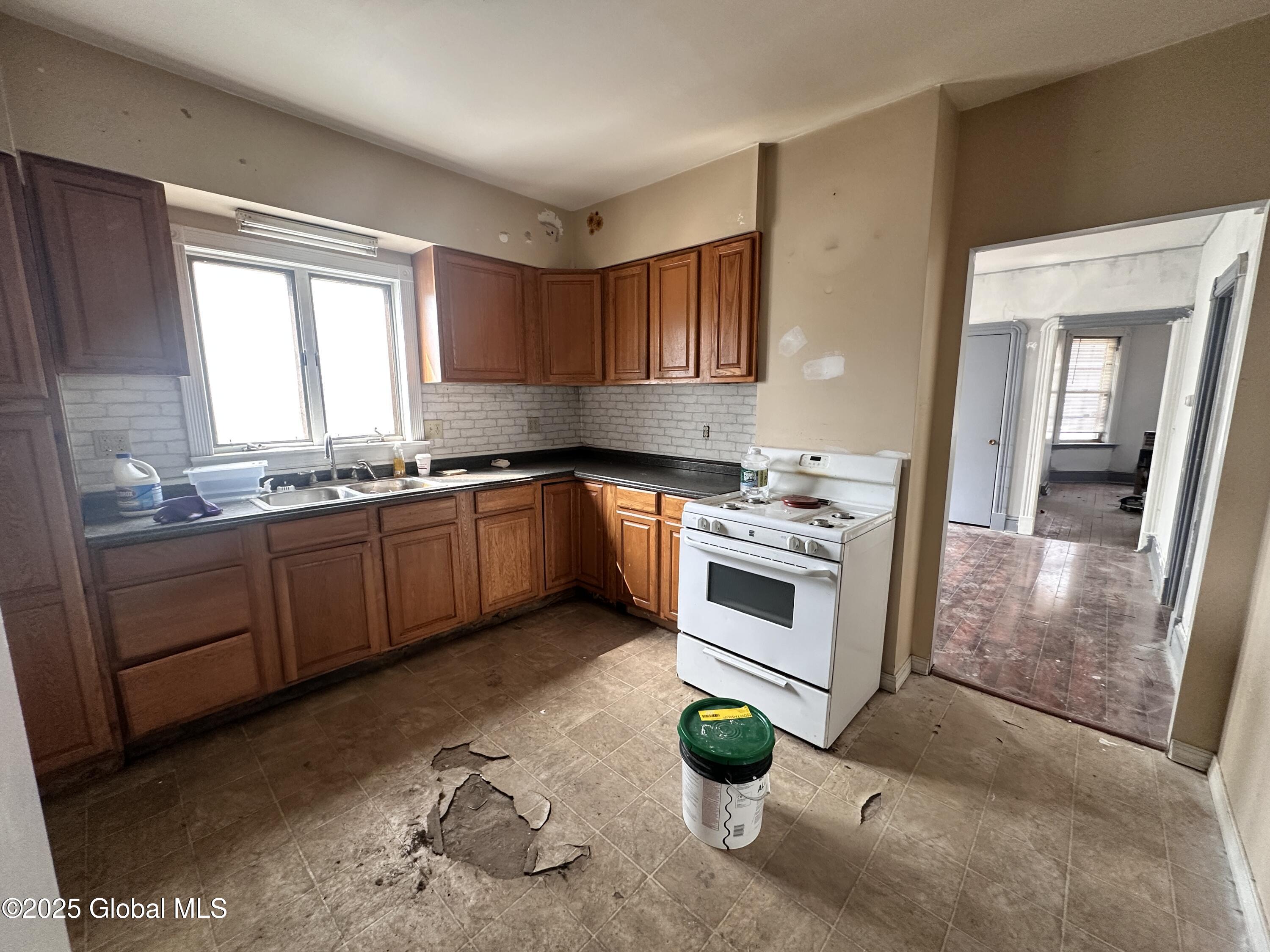 Schenectady, New York 12308, United States, 4 Bedrooms Bedrooms, ,2 BathroomsBathrooms,Residential,Pending,104990