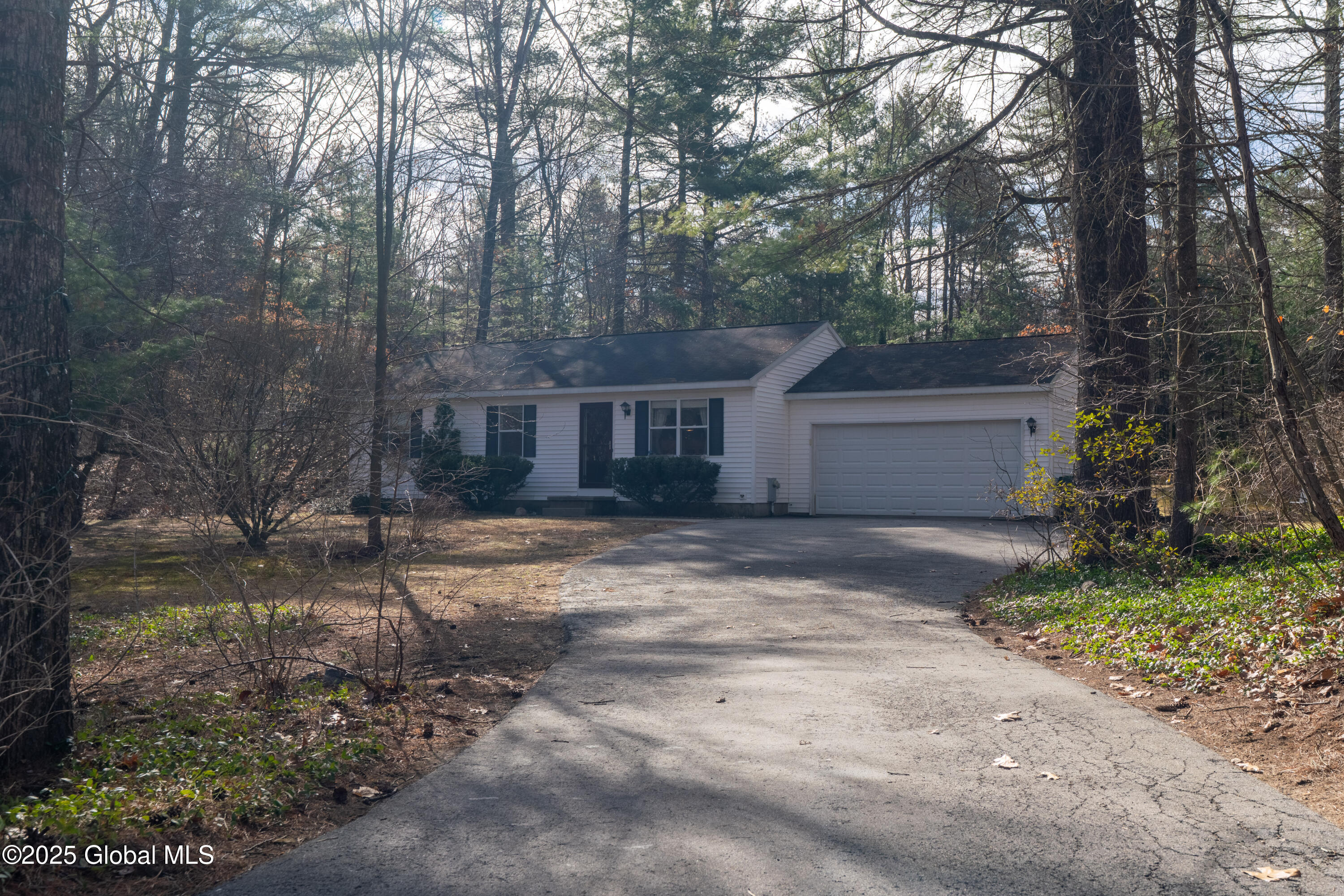 18 Castlewood Drive, Saratoga Springs, New York image 2