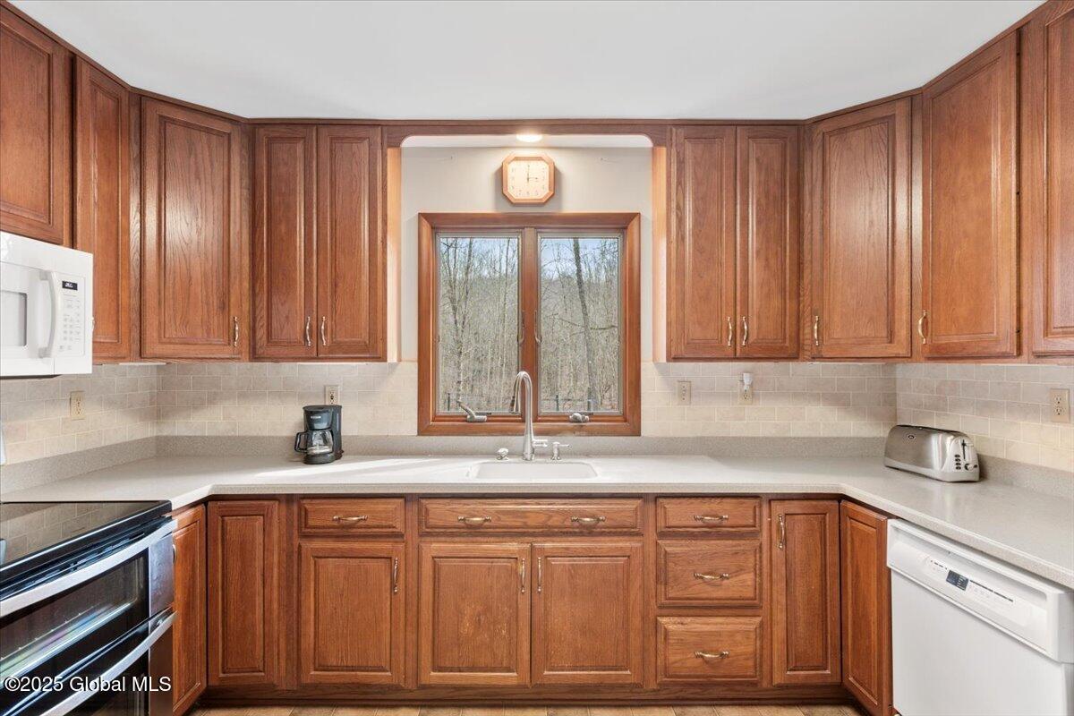 650 Old Best Road, West Sand Lake, New York image 11