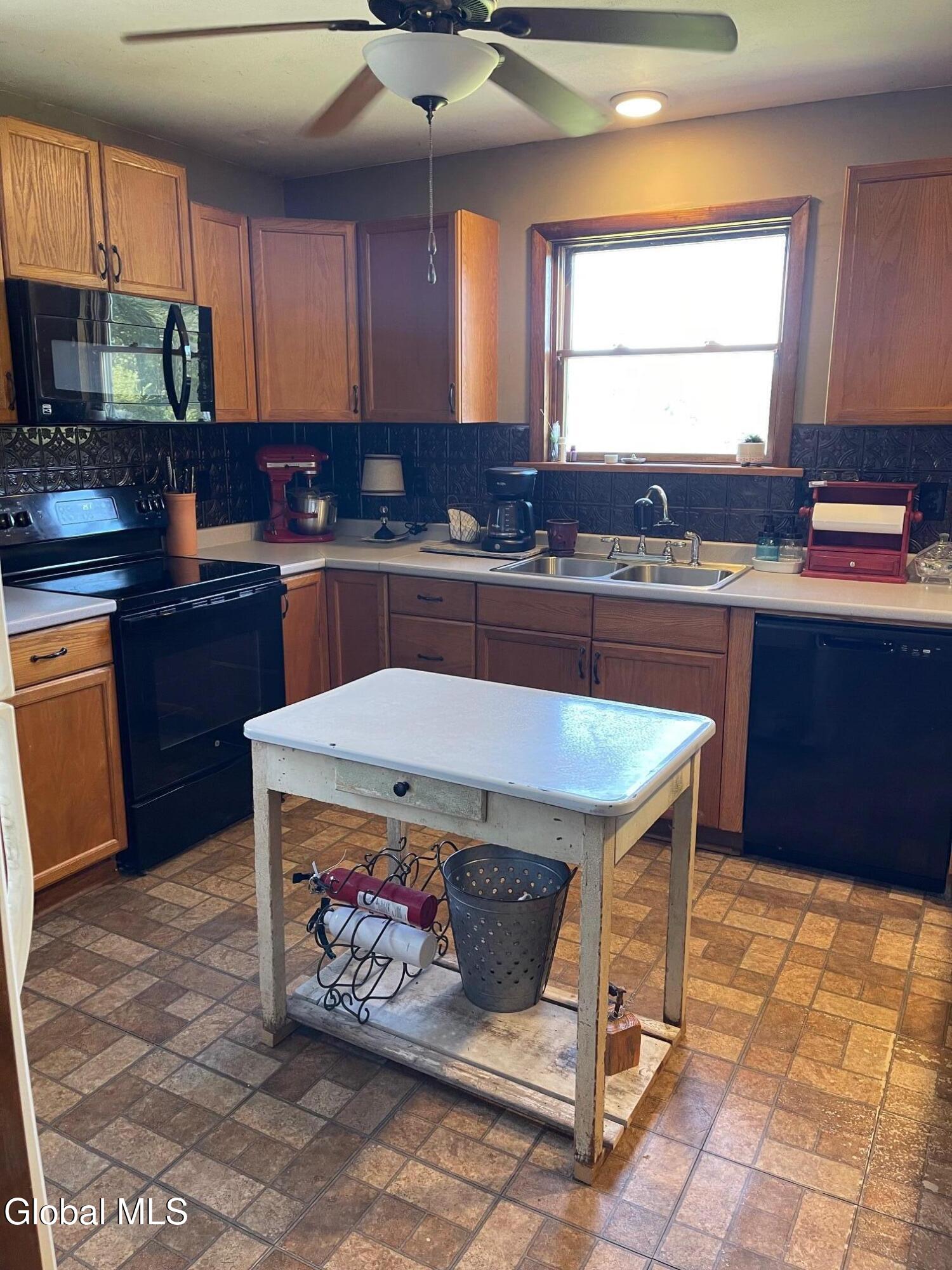 Cobleskill, New York 12043, United States, 3 Bedrooms Bedrooms, ,2 BathroomsBathrooms,Residential,Active,216319