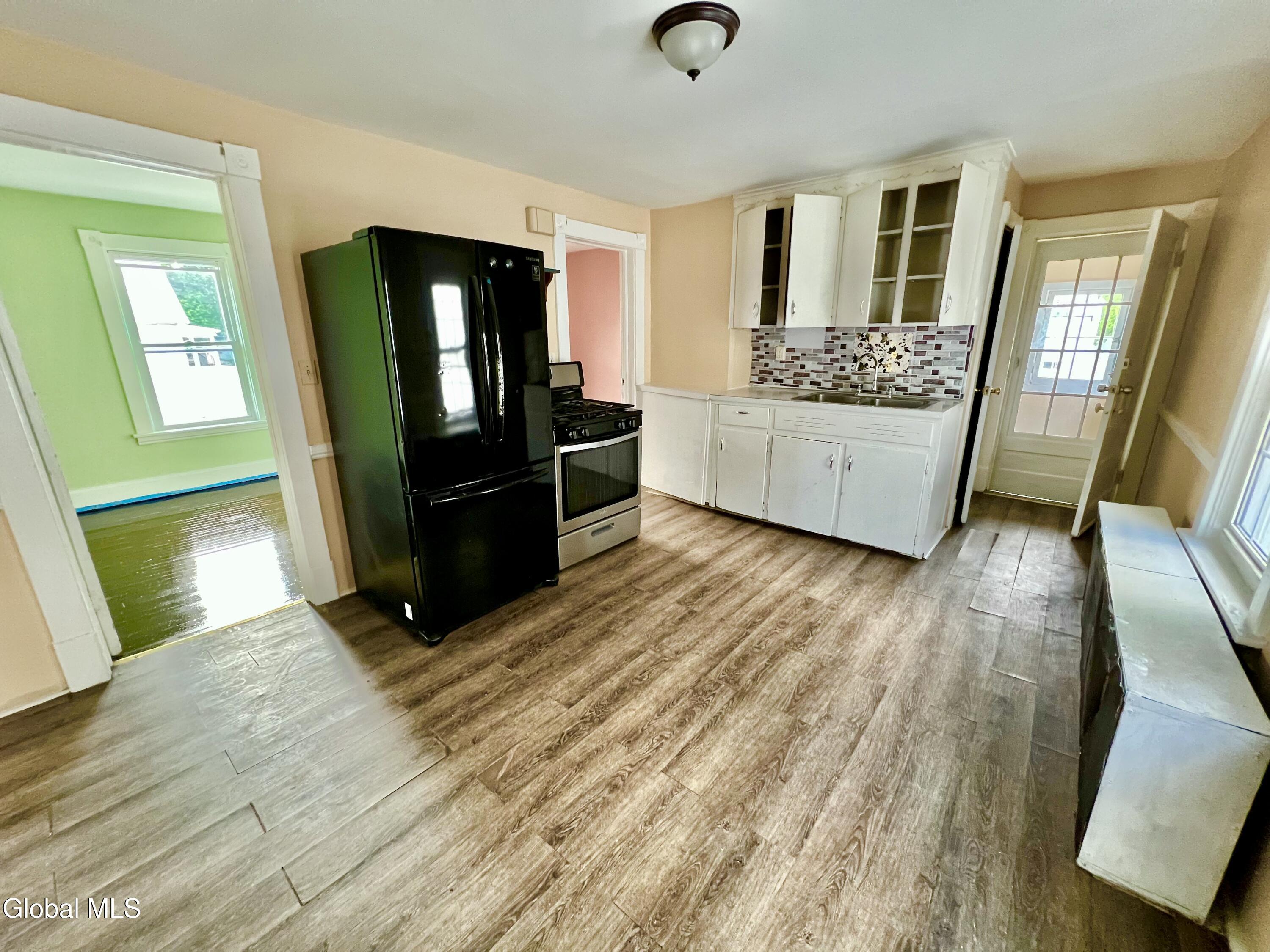 Schenectady, New York 12307, United States, 4 Bedrooms Bedrooms, ,2 BathroomsBathrooms,Residential,Pending,180733