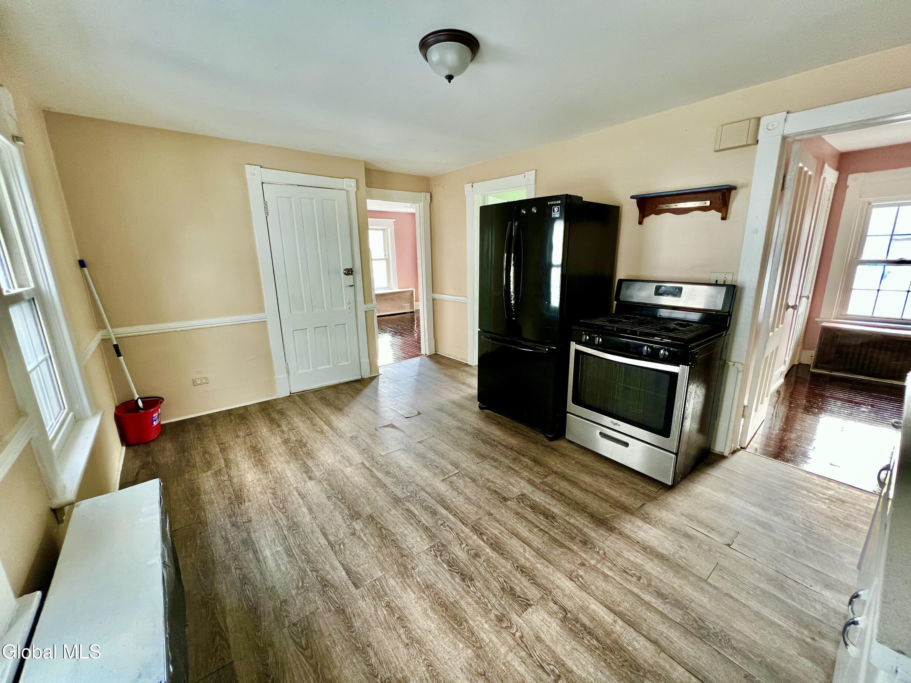 Schenectady, New York 12307, United States, 4 Bedrooms Bedrooms, ,2 BathroomsBathrooms,Residential,Pending,180733