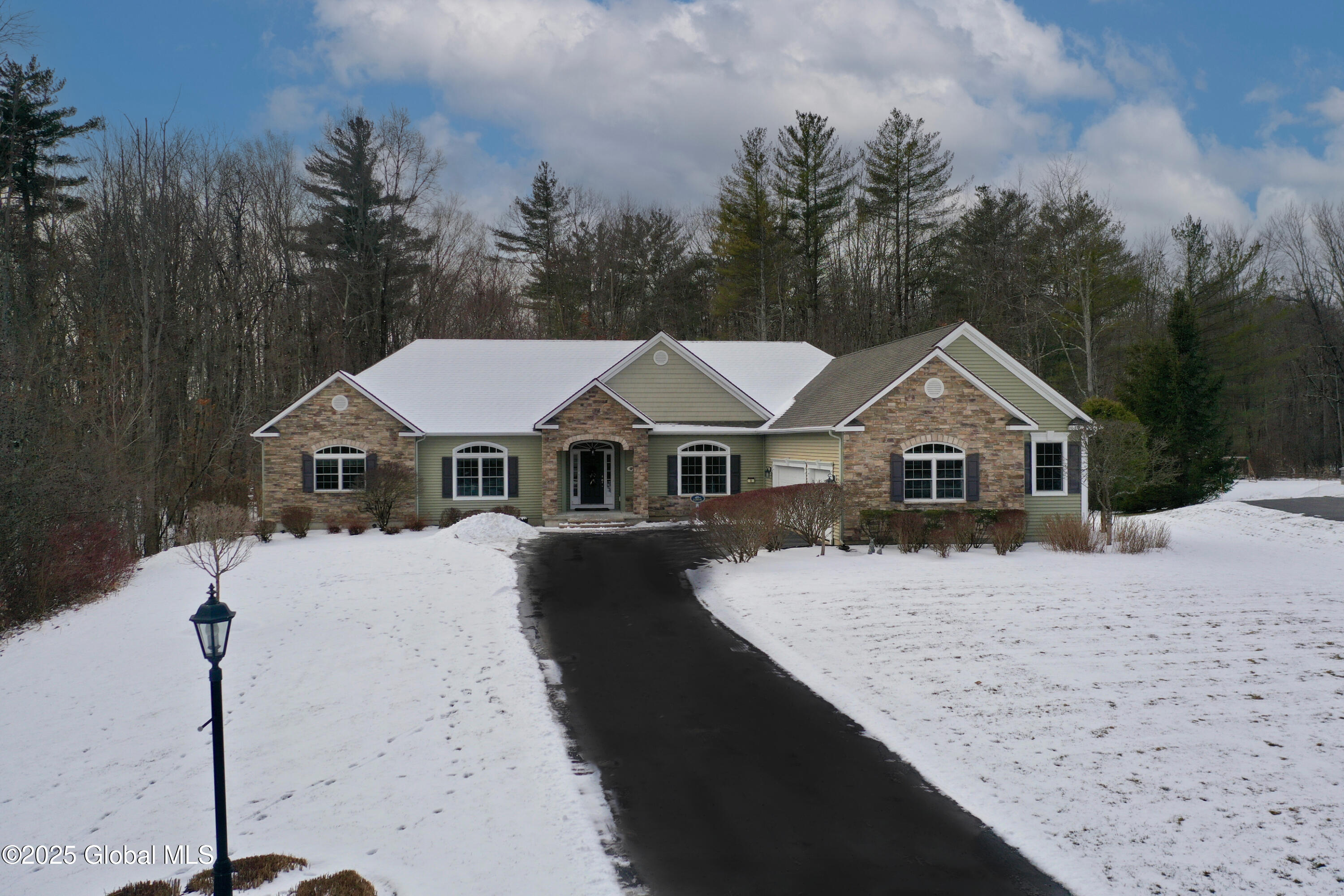 8 Tipperary Way, Ballston Lake, New York image 3