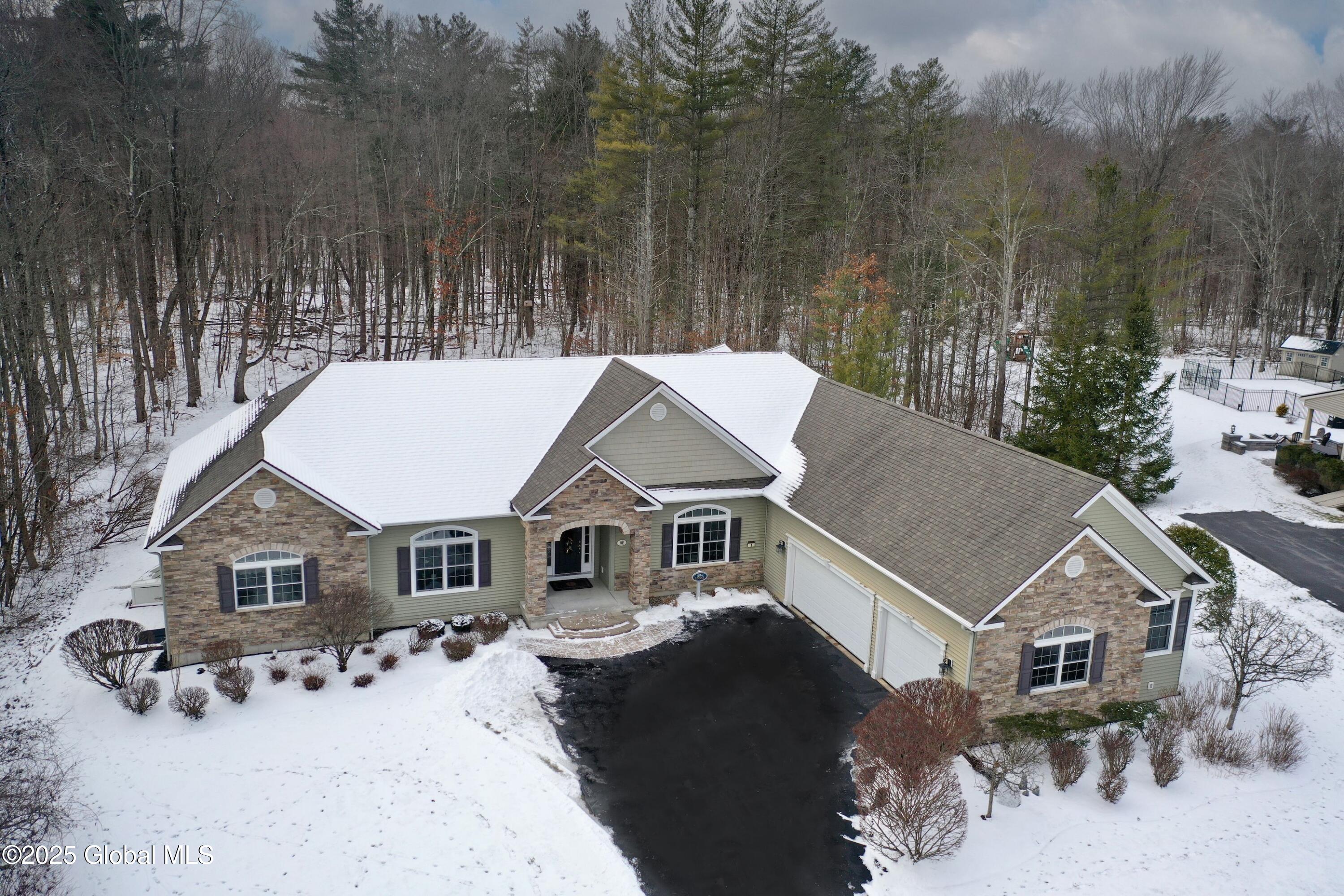 8 Tipperary Way, Ballston Lake, New York image 1